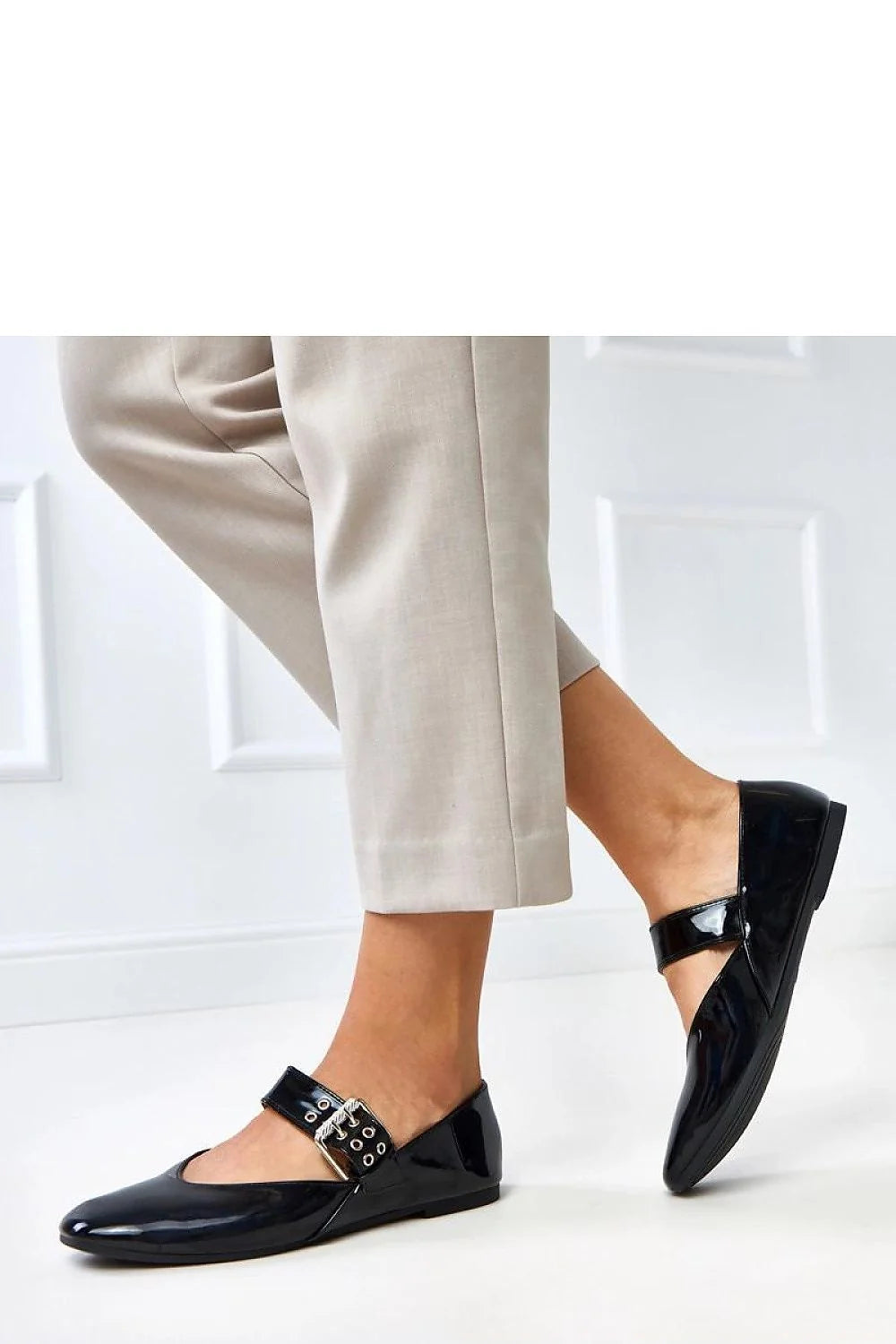 ballerines vernis noir bout carré bride empeigne large boucle métallique plat talon confort cuir écologique semelle intérieure durable élégante polyvalente