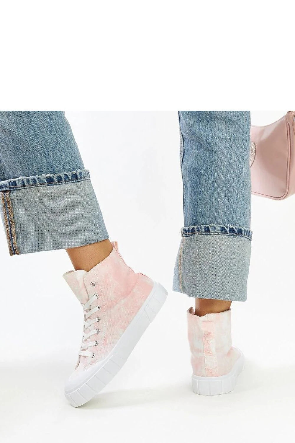 baskets montantes tiedye pastel rose blanc sac bandouliere rose poudré coeur strass chaine metal pull fuchsia mailles jean bleu clair