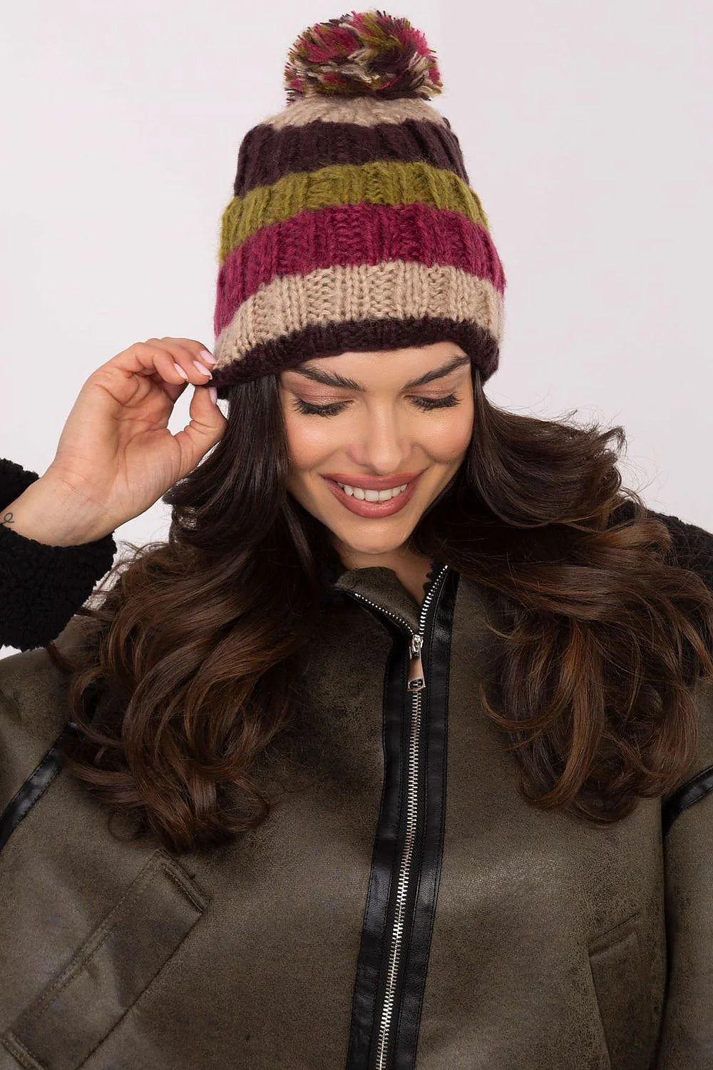 bonnet hiver tricoté multicolore pompon volumineux maille épaisse côtelée rayures bordeaux kaki beige bord replié taille unique chaud confortable