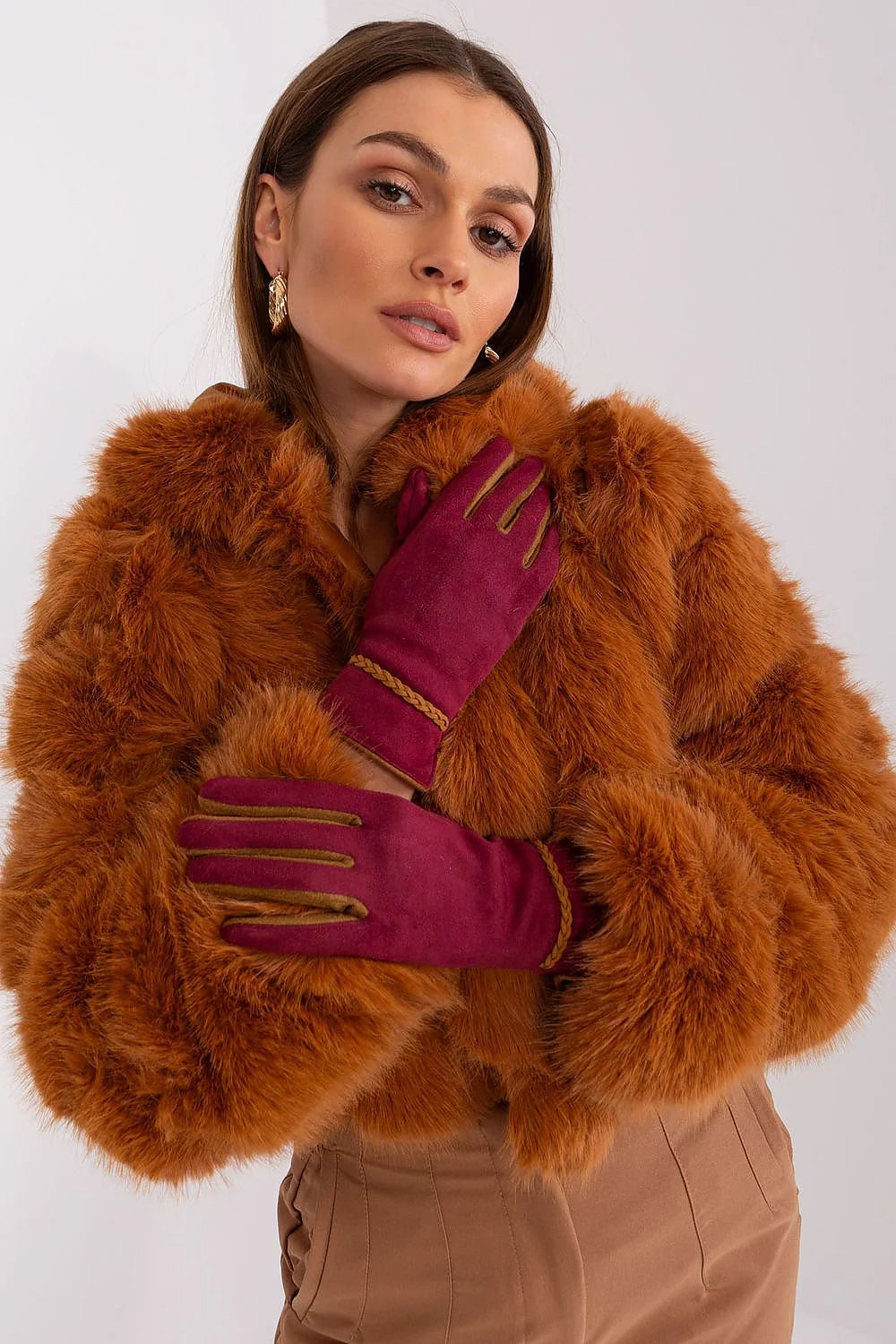 manteau fausse fourrure marron châtain volumineux doublure douce chaude luxueuse oversize coupe ample élégante sophistiquée gants suédine bordeaux tressé poignet