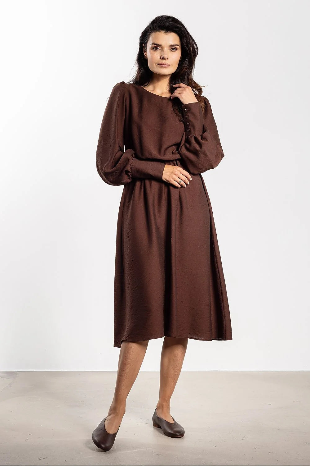 robe midi femme ample élégante ceinture élastique taille marquée manches ballon longues poignets boutonnés col rond chocolat satinée fluide