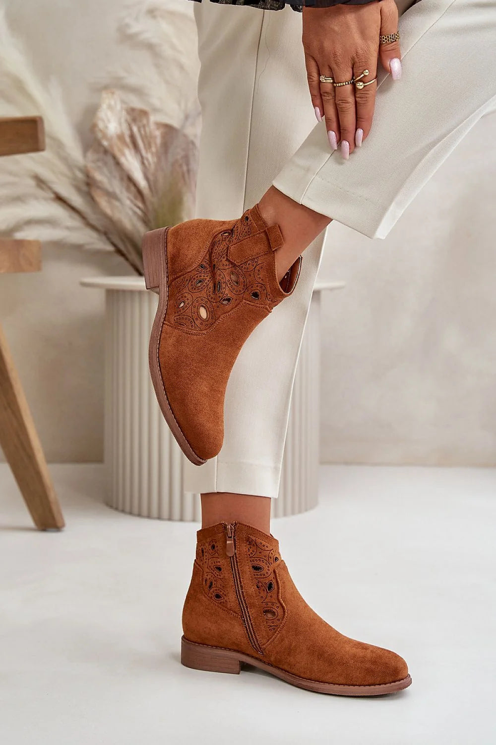 Bottes pour femmes en suédine écologique style Chelsea talon plat motifs laser gravés couleur brun clair