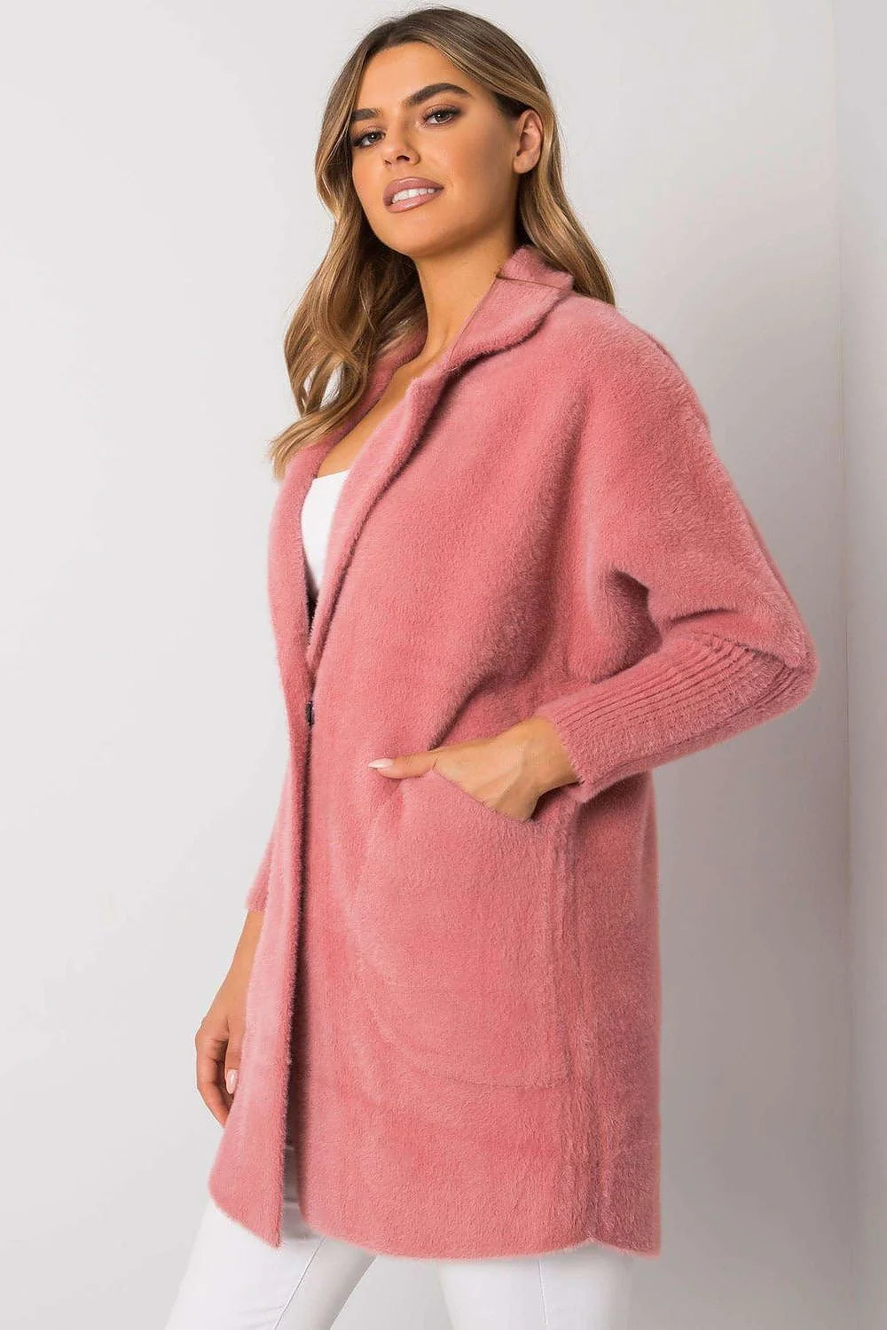 Manteau pour femme style moderne élégant longueur mi-cuisse coupe droite col à revers matelassage doux couleur rose poudré matière douce