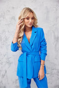 Blazer et pantalon femme tailleur bleu vif poly-blend coupe ajustée décoration poches ceinture intégrée élégance moderne style intemporel occasion formelle