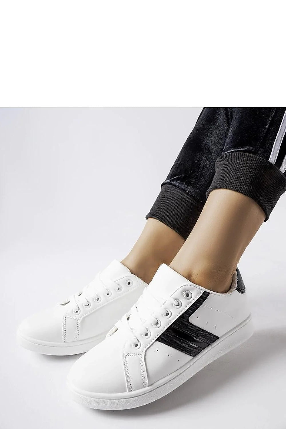 Chaussures de sport Solea blanches basses avec inserts noirs Rizzo pour femme, confort maximal et style moderne, idéales pour les tenues quotidiennes et les sorties décontractées