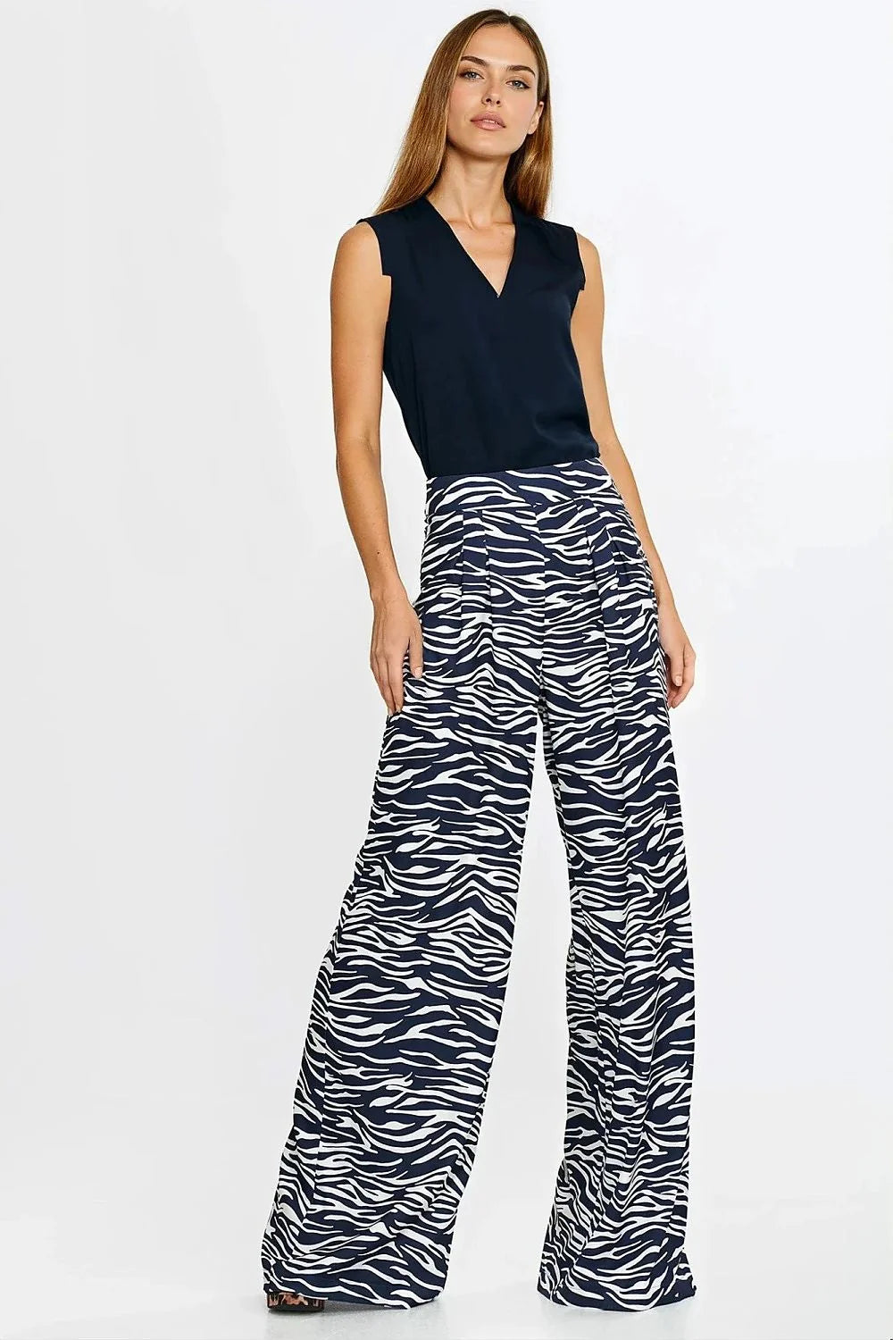 chemisier femme bleu marine sans manches encolure V coupe droite viscose légère tombé satinée finitions soignées pli délicat polyvalent soirée