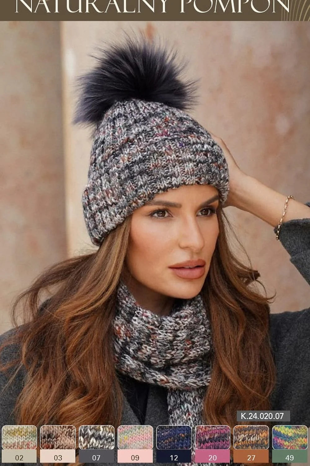 Bonnet et écharpe d'hiver pour femmes en laine maille motif texturé pompon fourrure noire coupe ajustée style élégant