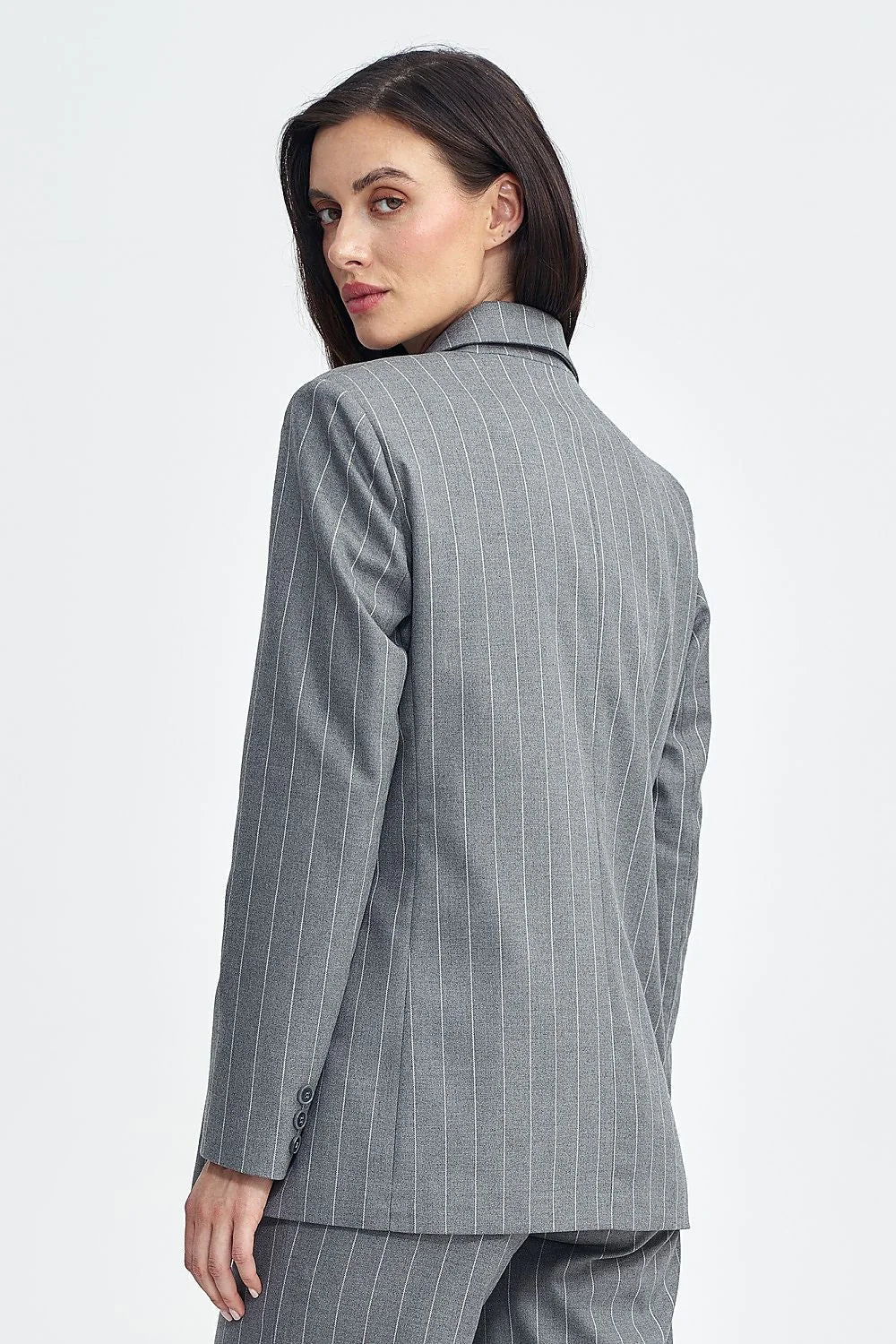 Veste blazer oversize pour femme en tissu rayé gris et blanc, style classique, coupe ajustée, double boutonnage, épaules structurées, manches longues, occasion professionnelle