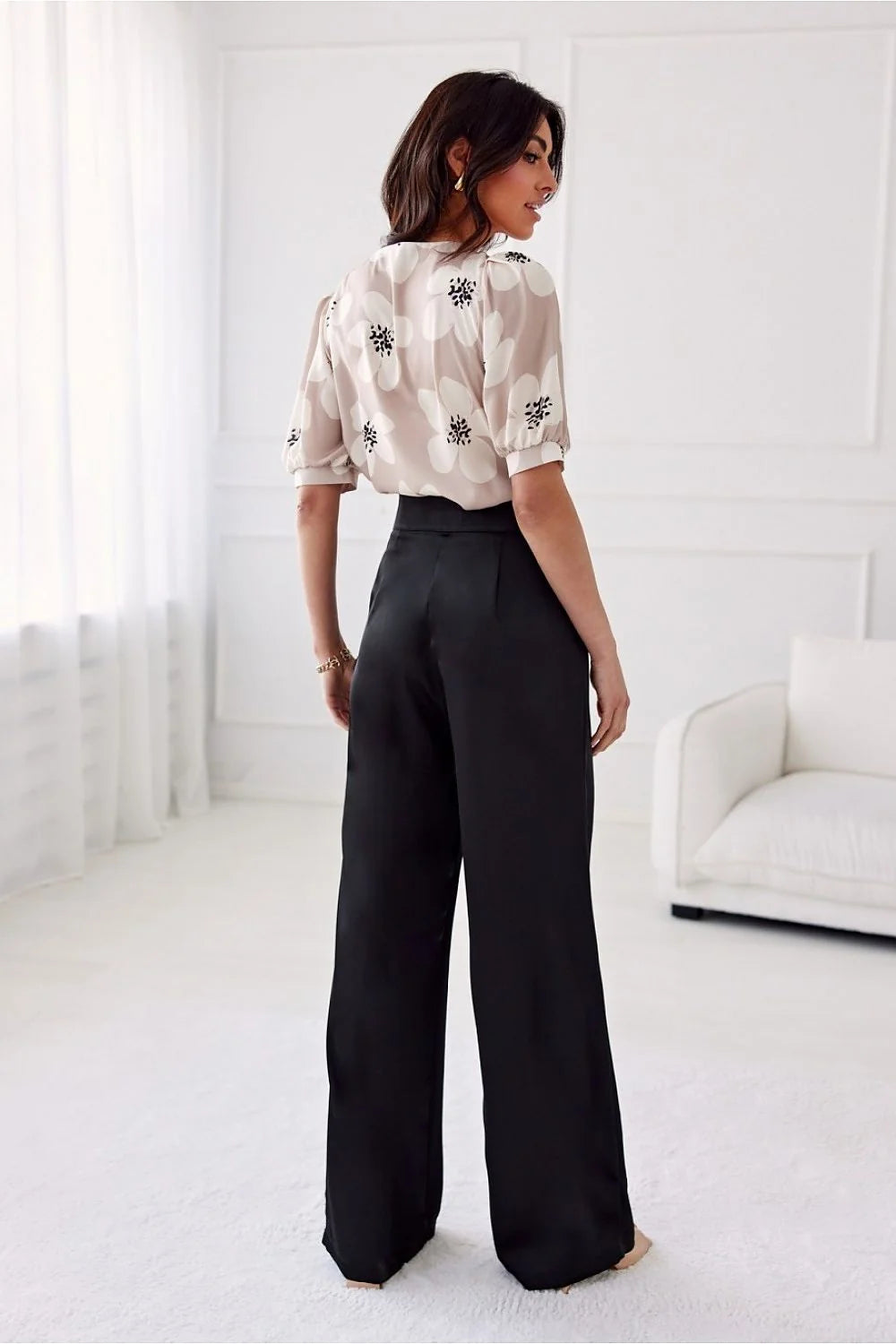 Tenue élégante femme chemisier floral pantalon noir taille haute coupe large soie polyester occasion bureau soirée