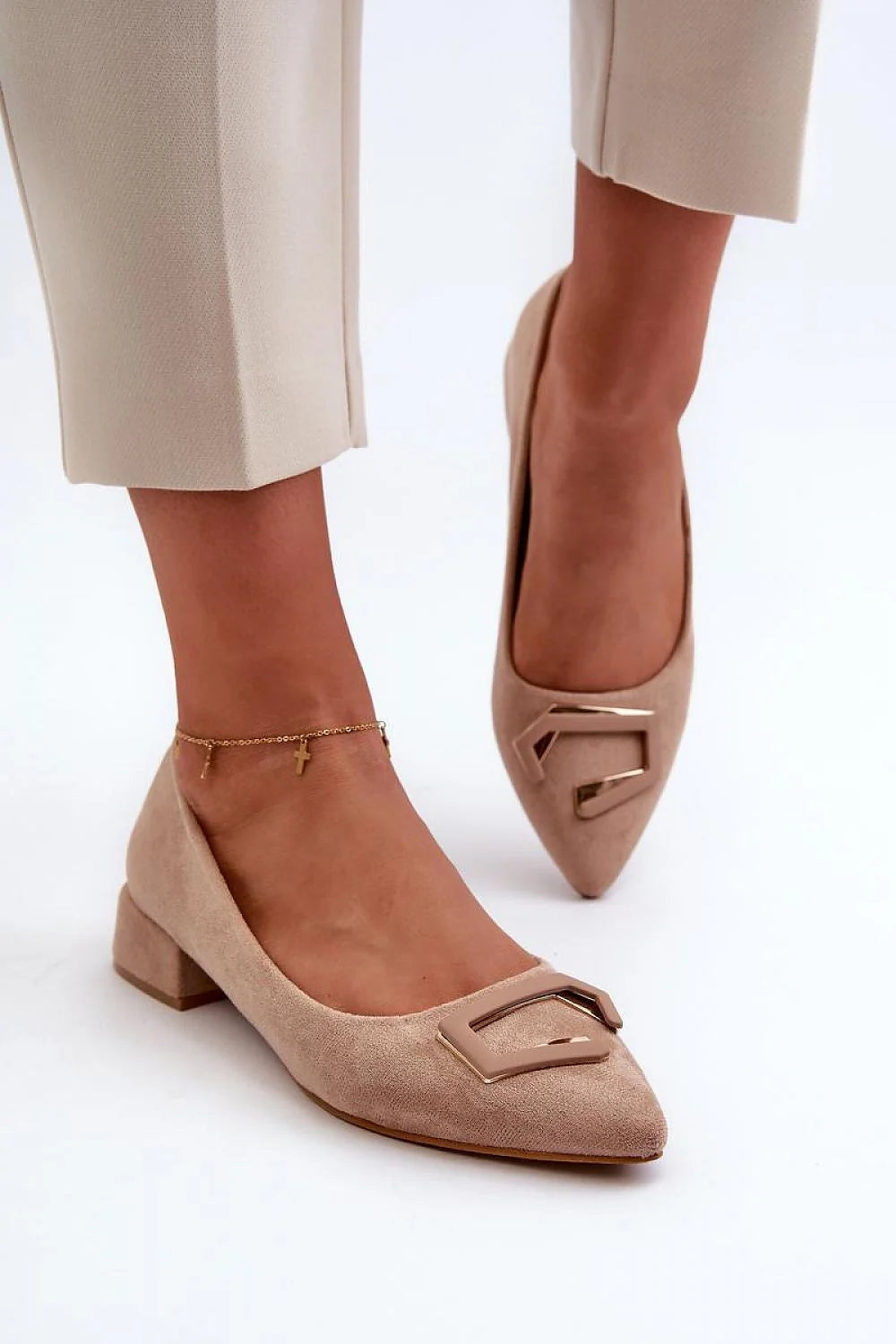 escarpins femme pointus talon carré bas daim beige nude suède écologique boucle géométrique velours bout effilé confortable