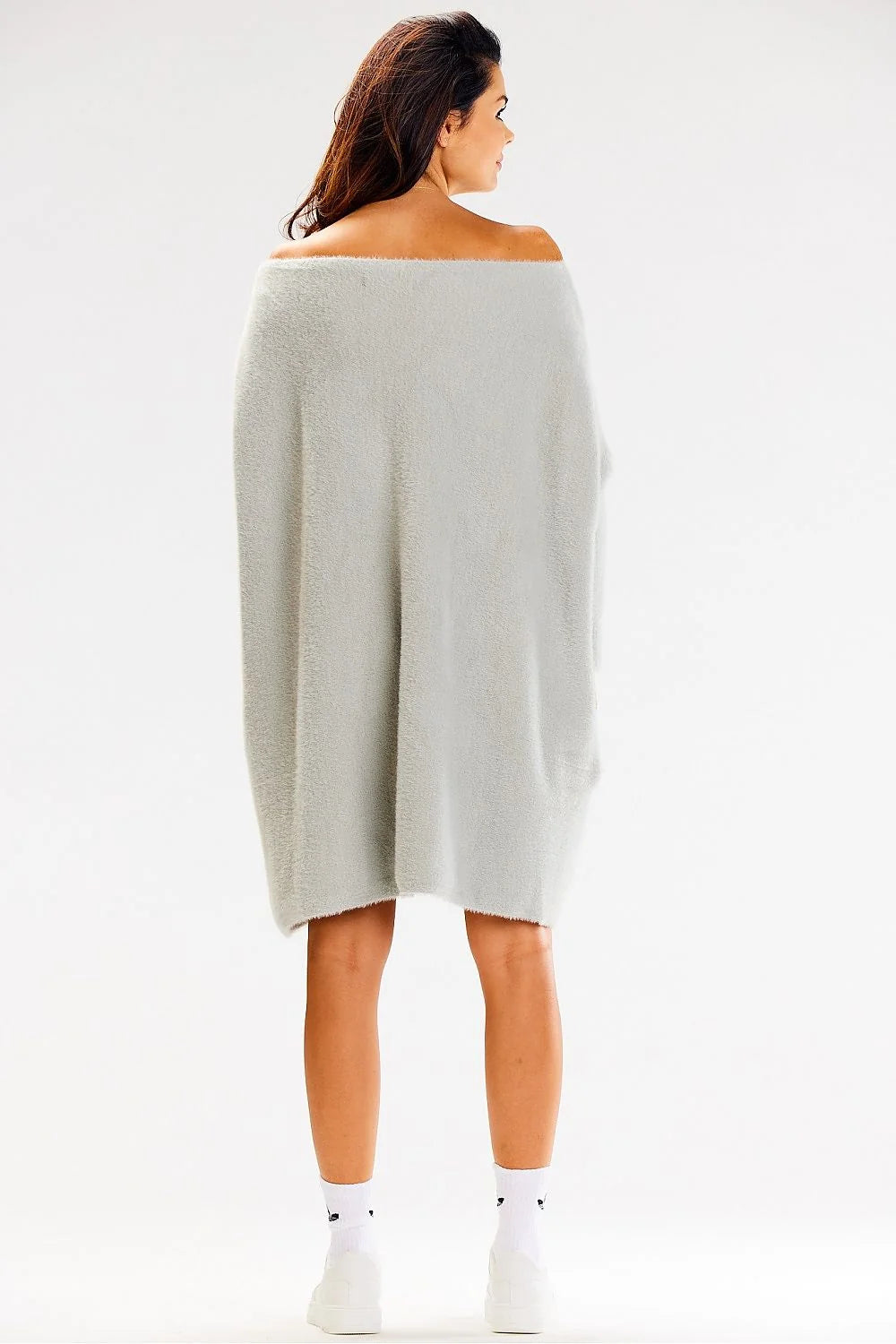 robe pull oversize femme épaules dénudées coupe ample mi cuisses maille pelucheuse gris clair manches longues poches latérales cosy