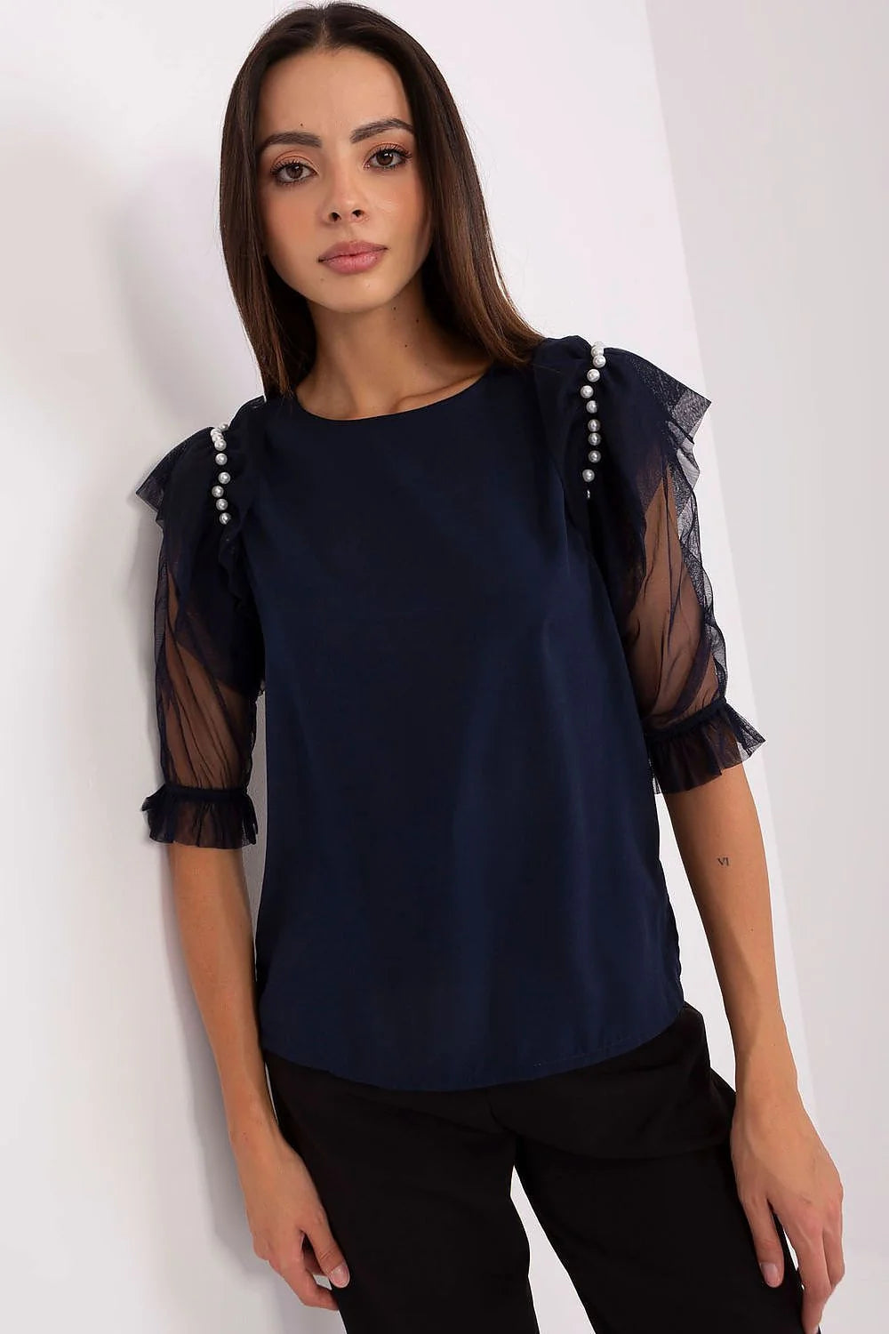 blouse femme chic bleu marine col rond coupe droite longueur classique manches troisquarts ballon tulle volants perles épaules satinée fluide