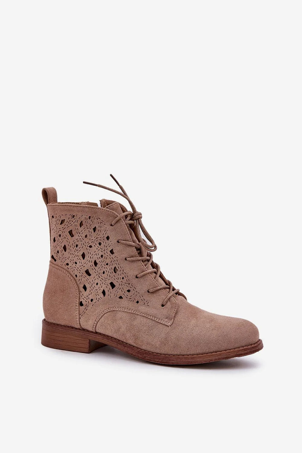 Bottines femmes élégantes style moderne suédine beige perforations fleurs talon plat zip confortable quotidien
