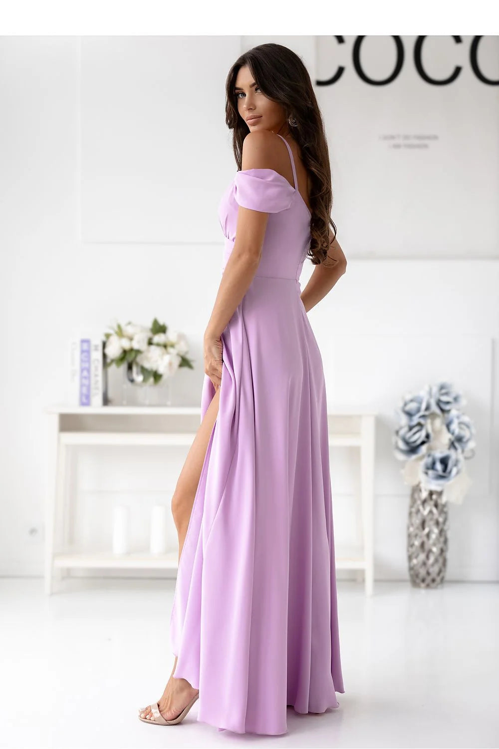 robe soirée longue lilas satinée fluide décolleté coeur bretelles fines manches courtes bouffantes taille cintrée jupe évasée fente haute drapée
