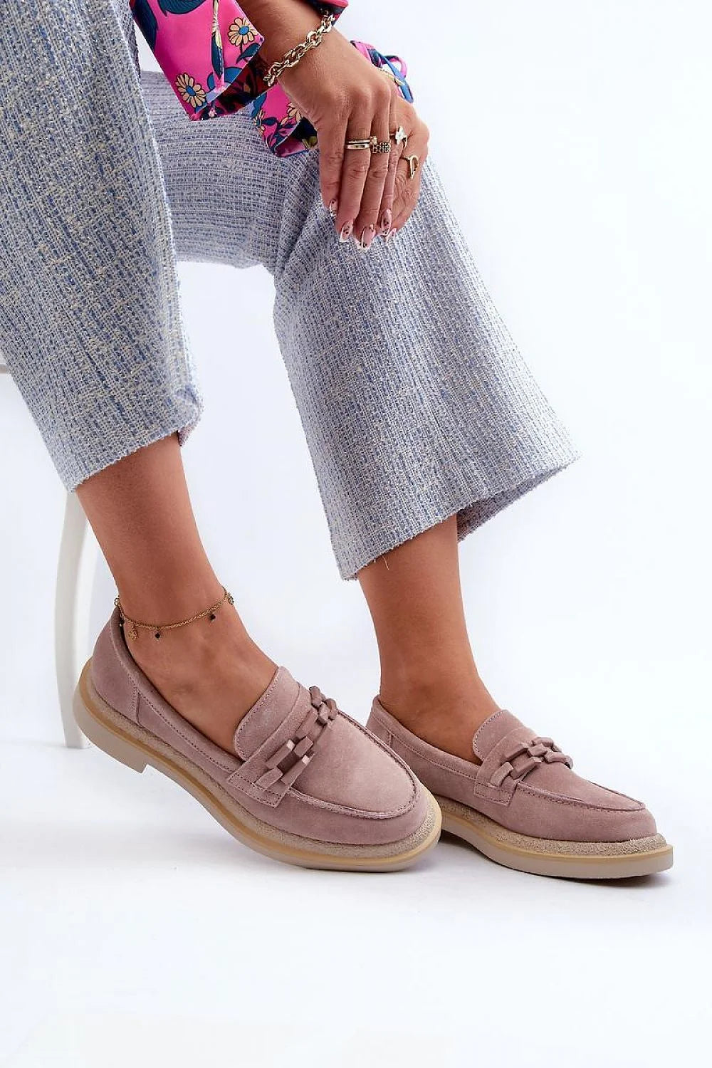Moccasins pour femmes élégance intemporelle daim naturel talons plats style moderne confort optimal occasions multiples