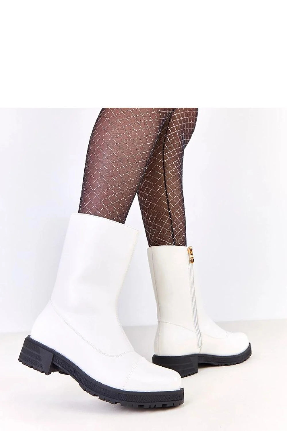 bottines blanches femme mi mollet style militaire similicuir verni bout rond coutures renforcées semelle crantée talon bloc bas