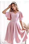 robe cocktail midi rose poudré satiné fluide cintrée taille marquée manches papillon flottantes décolleté V ceinture argentée fine