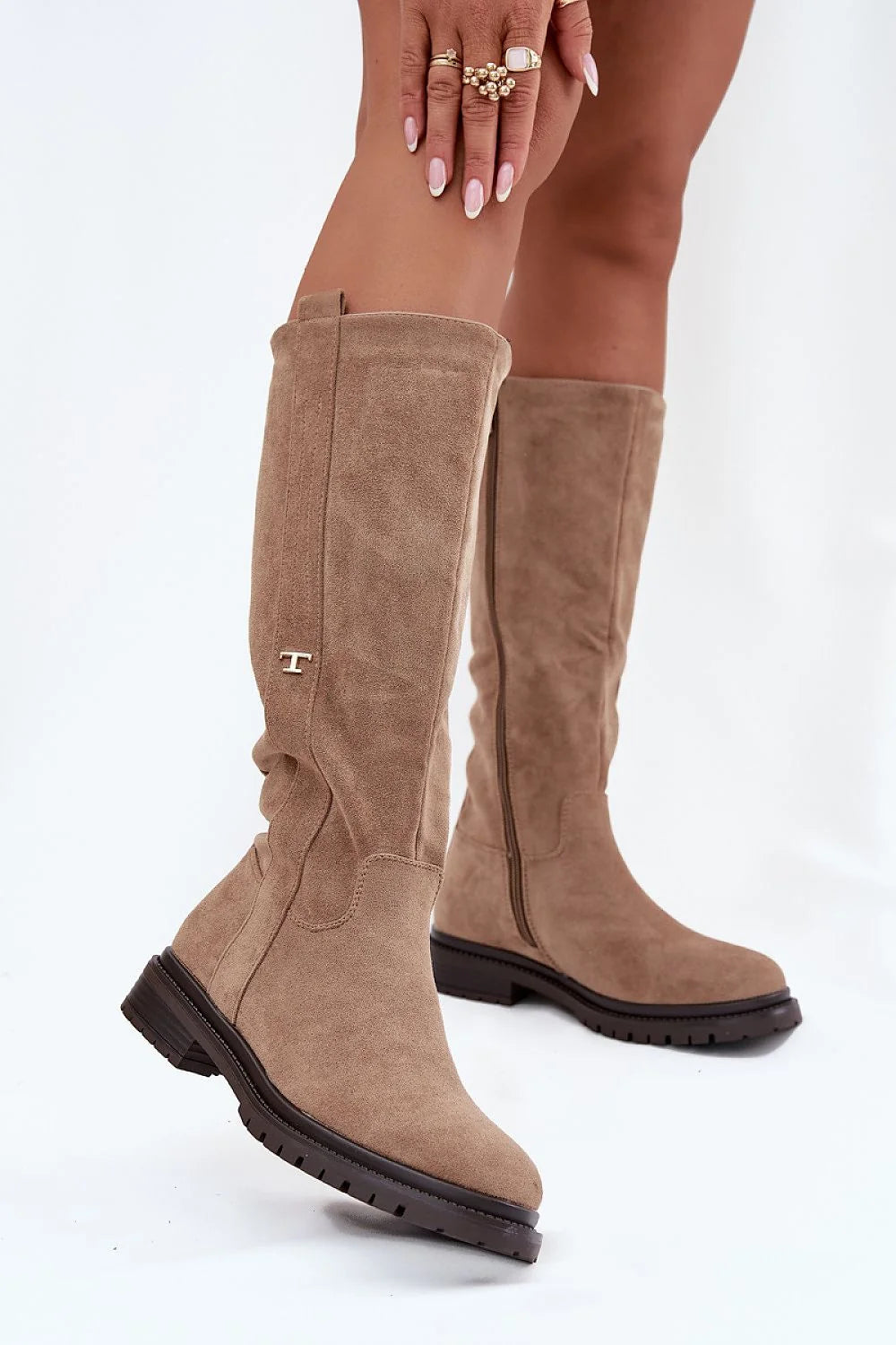 bottes cuissardes femme suédé taupe tige 37cm talon 3cm semelle crantée épaisse plat bout rond épuré logo doré