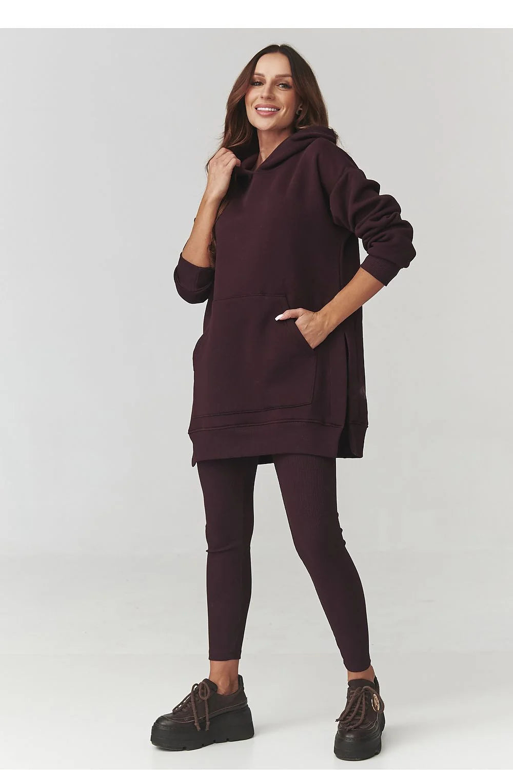 ensemble loungewear femme sweat capuche oversize tunique molleton prune foncé poche kangourou manches tombantes legging moulant taille haute