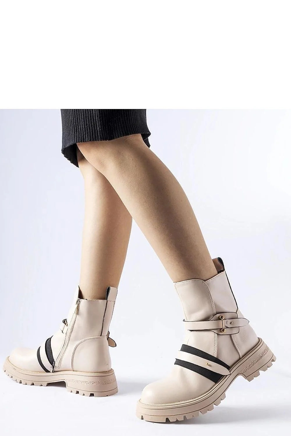Bottes féminines mode modernes élégantes cuir écologique beige contrastant boucle métallique dorée fermeture éclair fonctionnalité polyvalence femmes