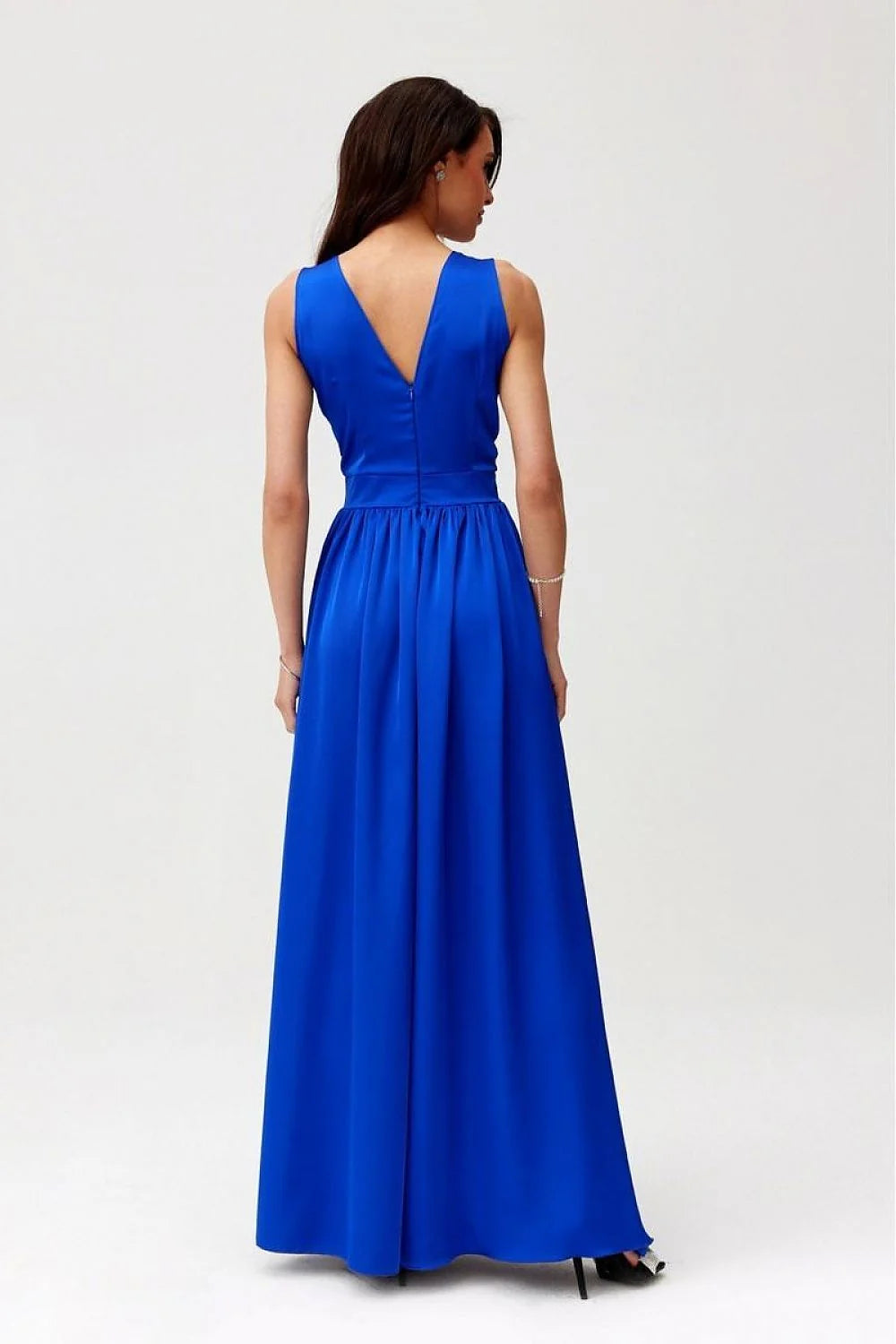 Robe de cocktail élégante longue sans manches en bleu vif satiné fente haute détails floraux