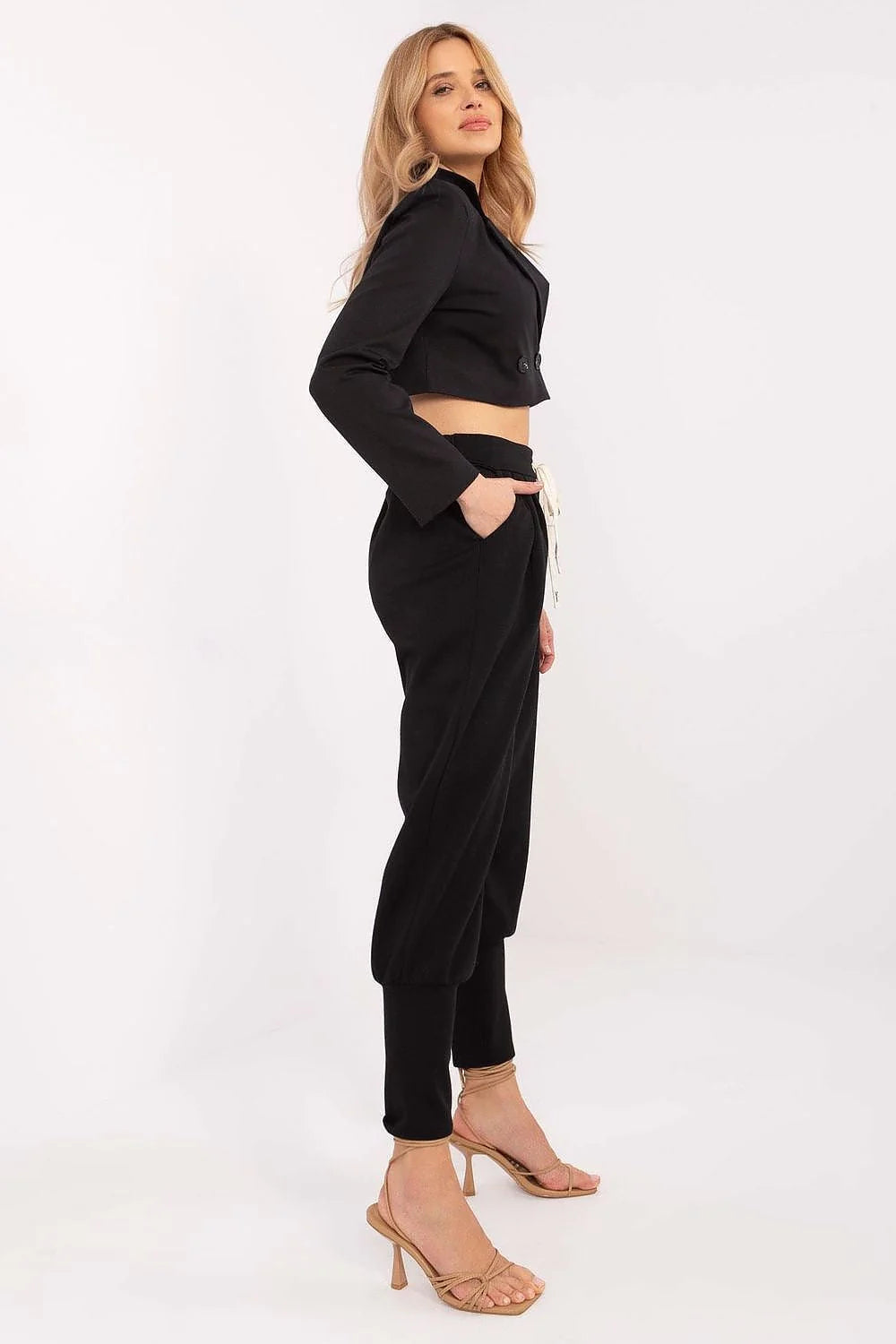 Ensemble vêtements mode femme moderne décontracté veste courte pantalon ample noir beige talons sandales