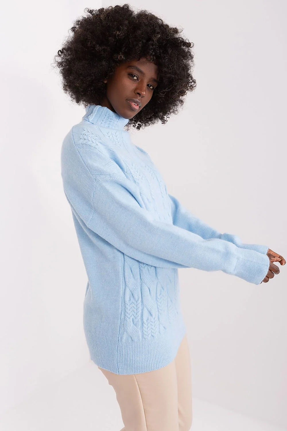 Pull pour femme col roulé motifs côtelés bleu ciel matière douce ample manches longues