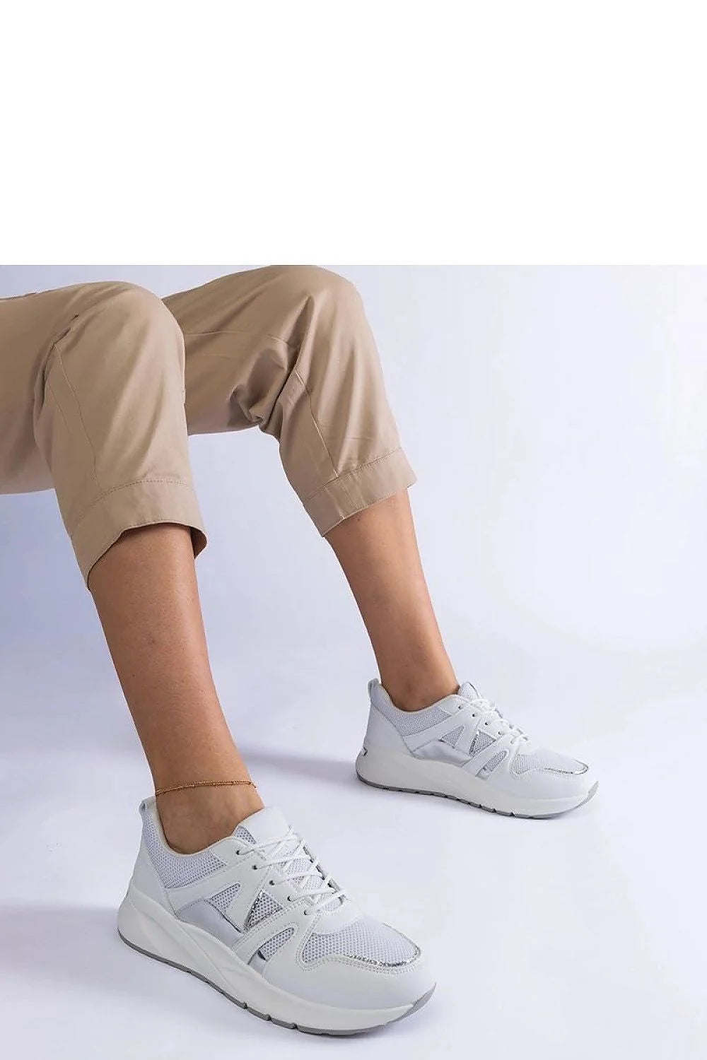 Baskets modernes pour femmes design épuré cuir vegan confort semelle épaisse lacets blanches polyvalentes