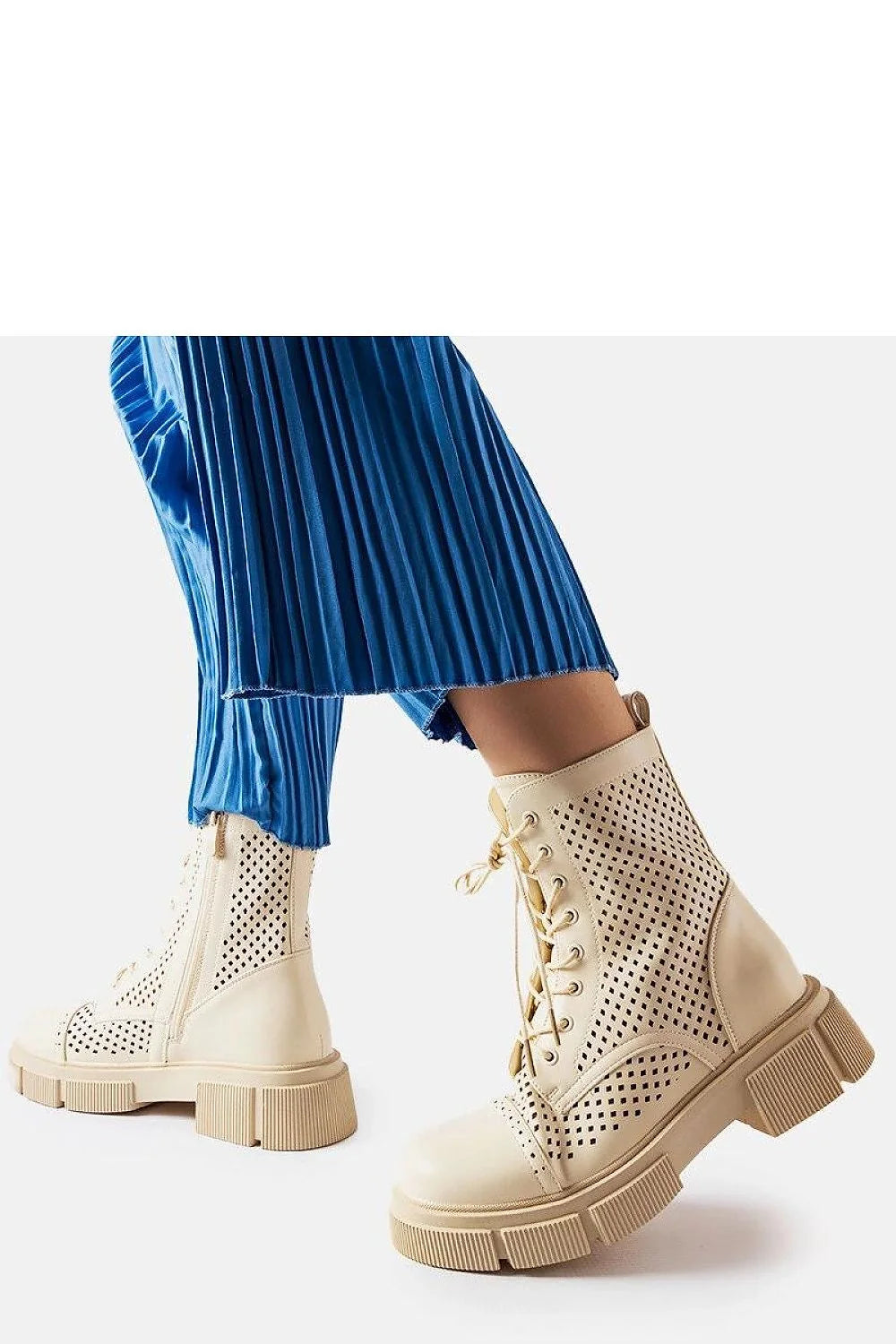 bottines perforées crème femmes robuste mi mollet semelle épaisse crantée adhérence renforcée lacets assortis œillets métalliques pointe arrondie