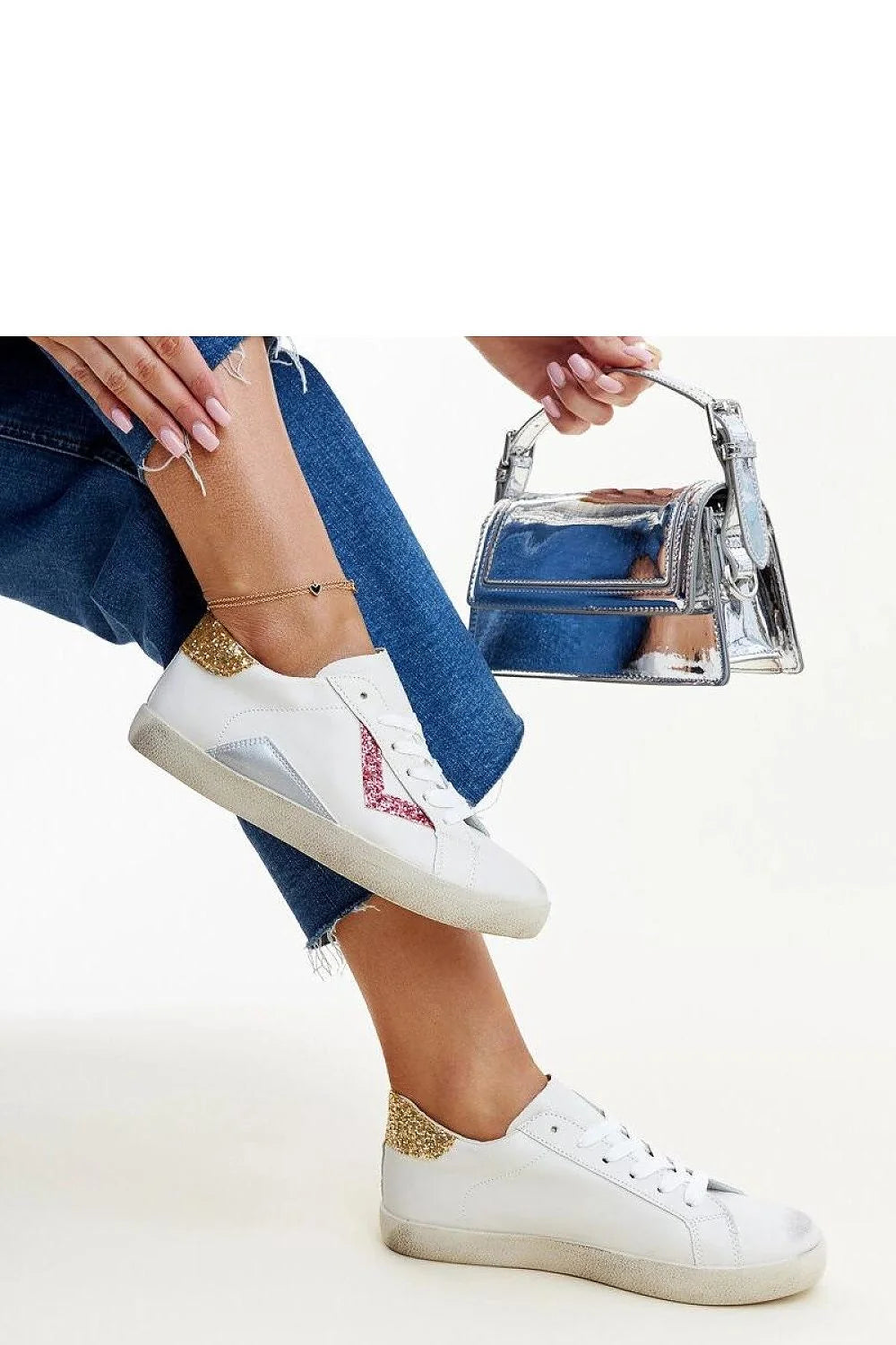 Baskets mode femmes design moderne élégant cuir blanc paillettes dorées talon détails fête occasion