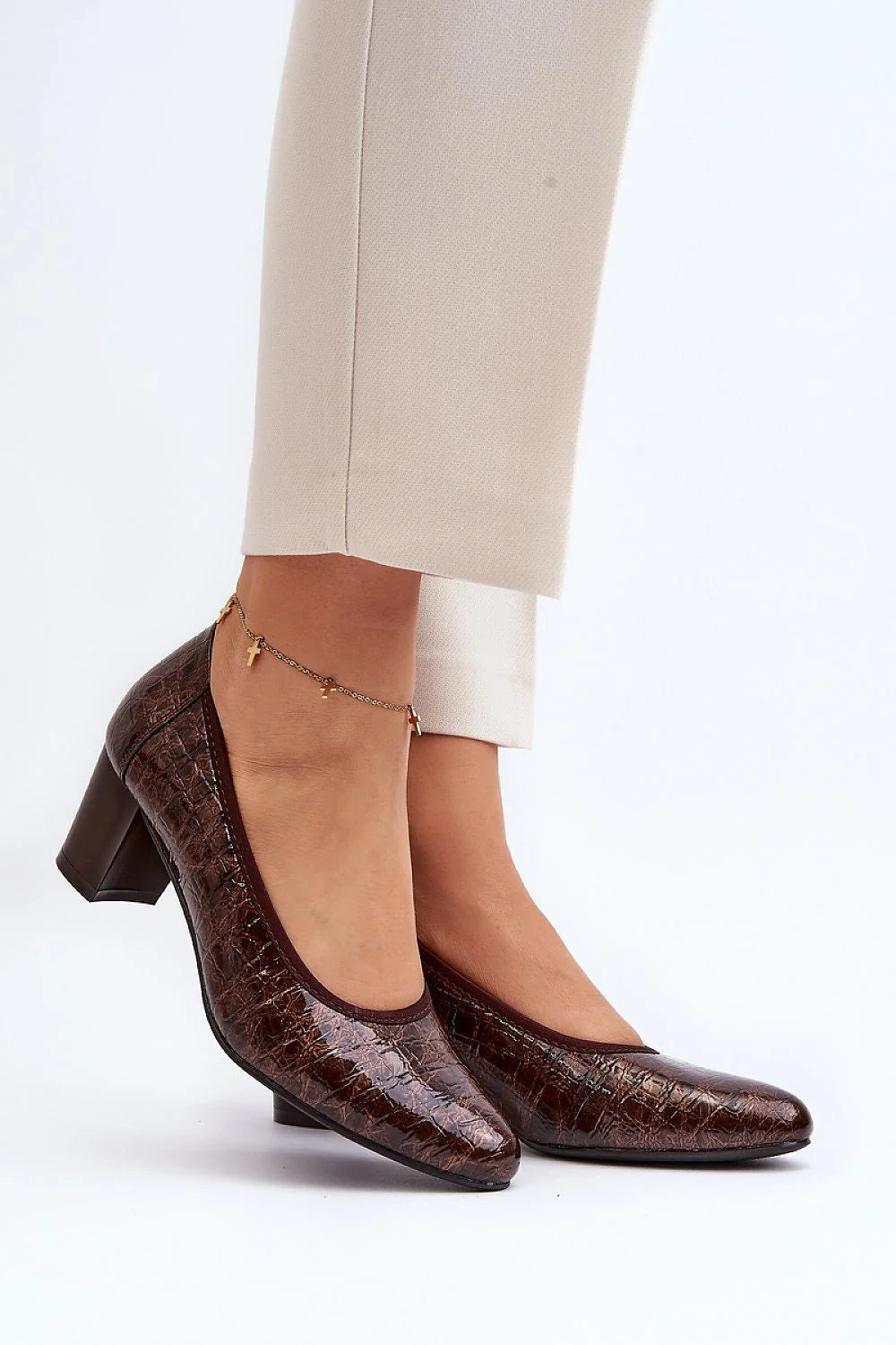 escarpins femme similicuir verni effet croco brun chocolat talon carré moyen stable bout arrondi empeigne basse semelle caoutchouc