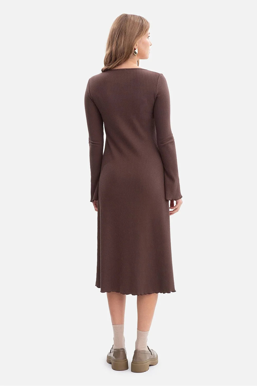 robe midi côtelée marron maille pull encolure carrée manches longues évasées poignets subtils ourlet ondulé ajustée silhouette sculptée confortable