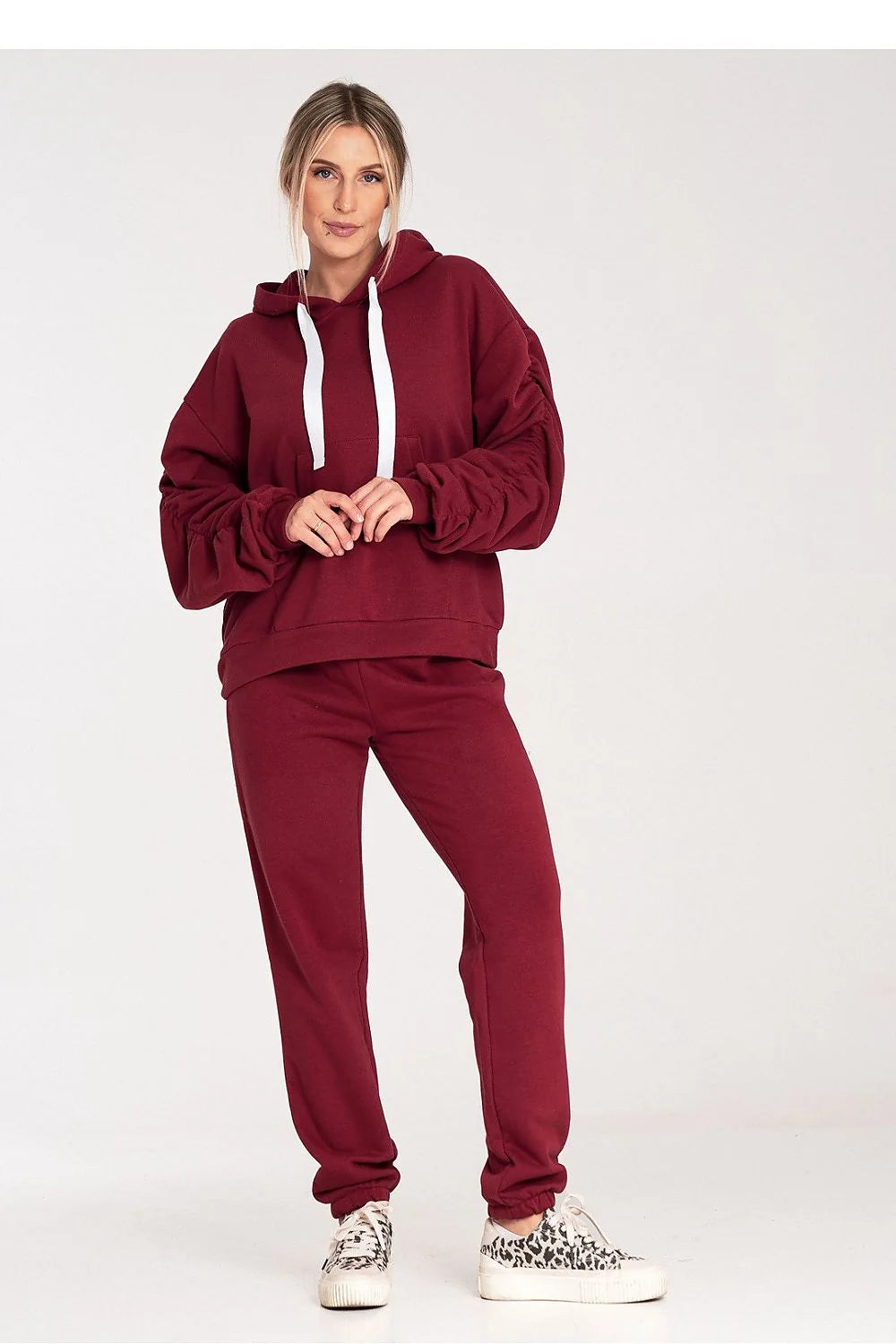 sweatshirt femme coton biologique bordeaux profond oversize coupe boxy capuche ajustable cordons blancs poche kangourou manches bouffantes froncées molleton brossé