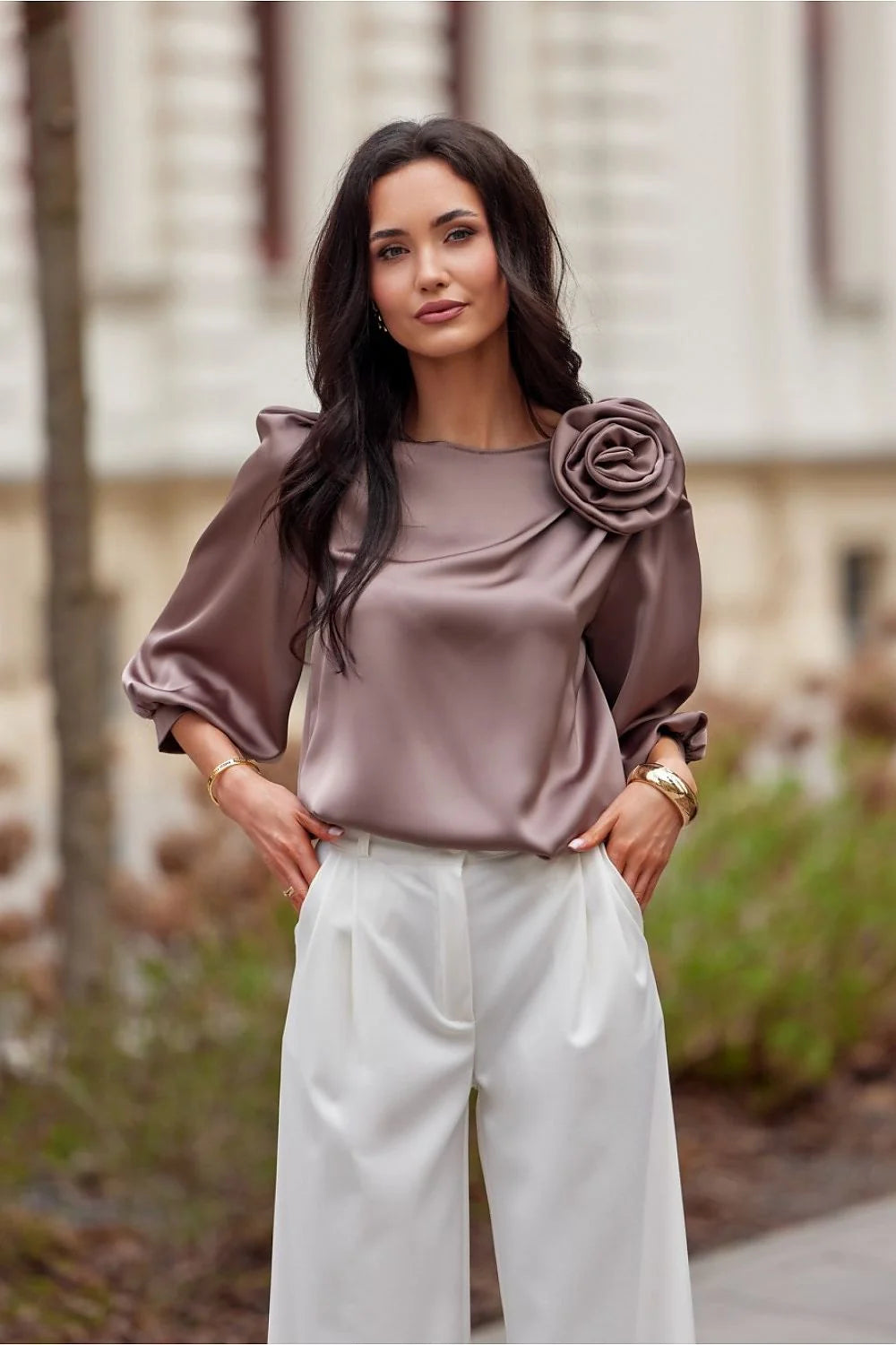 Chemisier élégant en satin rose sur épaule manches bouffantes coupe ample occasion festive femme