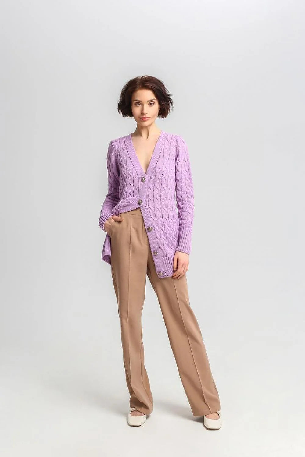 Cardigan maille torsadée V profond lavande Pantalon droit camel femme élégance casual chic hiver 2023