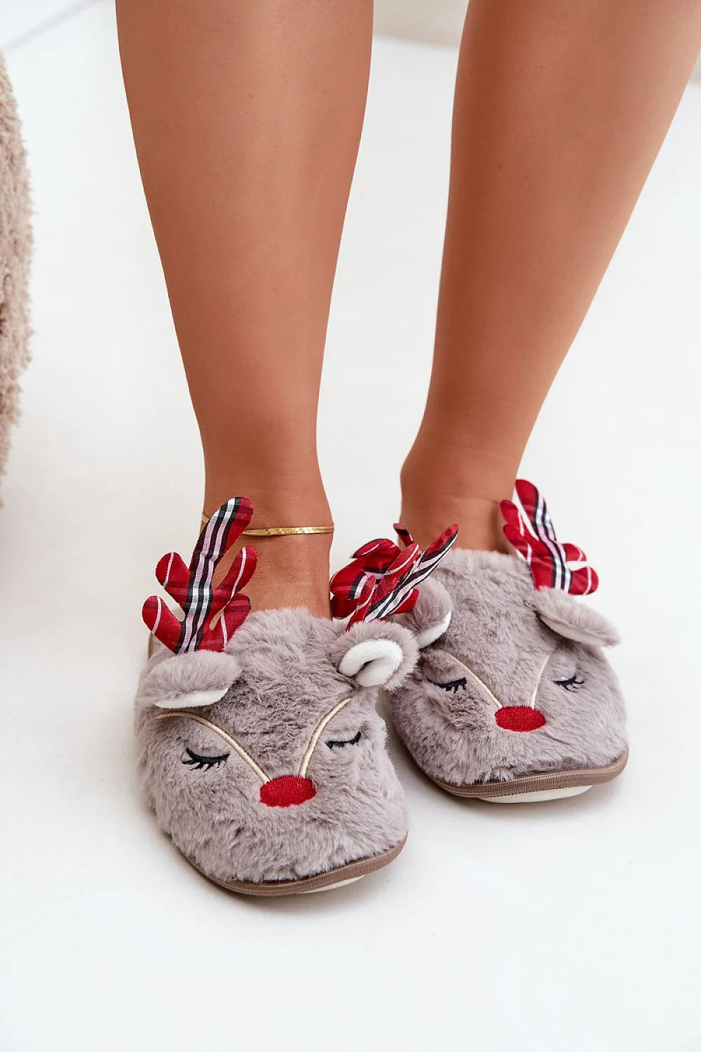Pantoufles femmes fourrure motif renne style Noël doux confort intérieur cadeau hiver mode élégant festif
