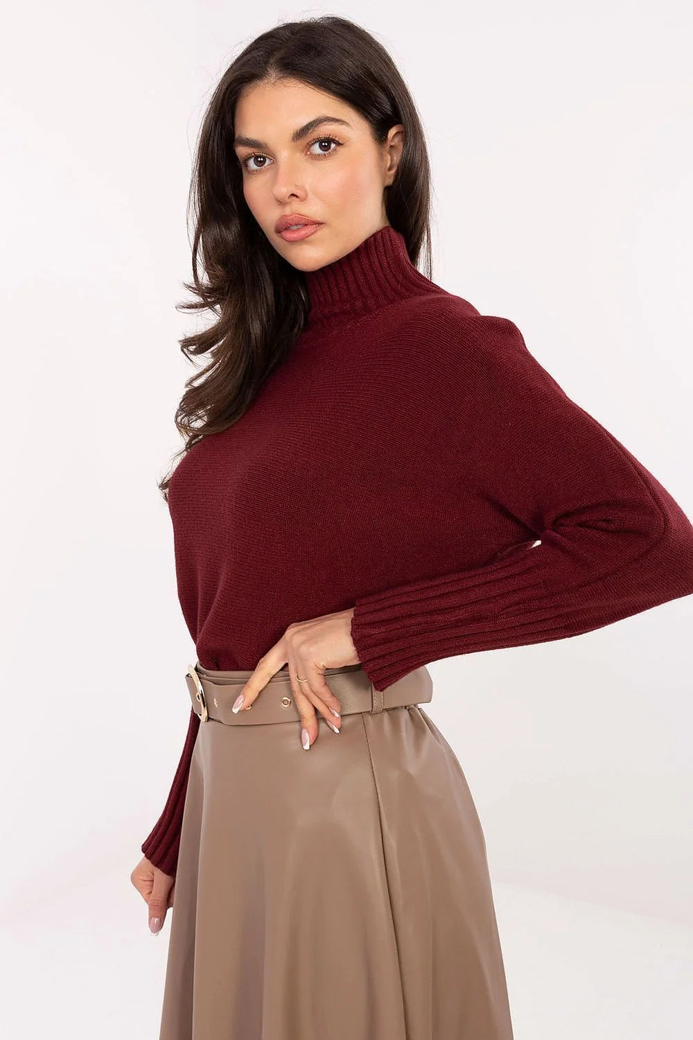 pull femme col montant bordeaux maille douce extensible manches longues épaules tombantes poignets côtelés coupe légèrement oversize longueur hanche polyvalent