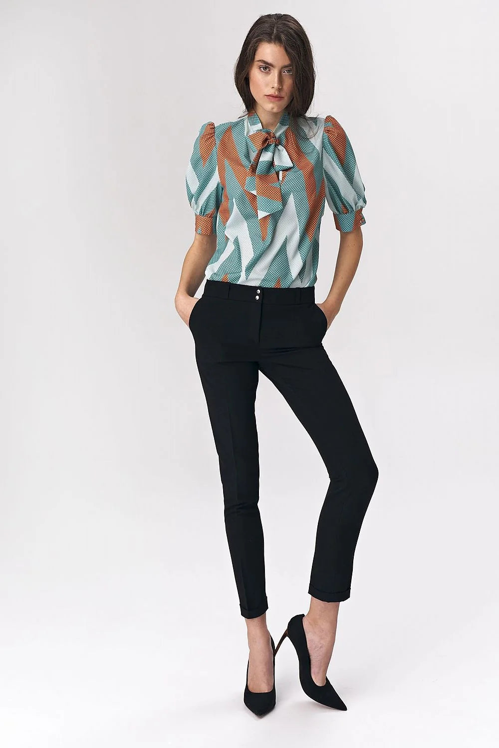 Chemisier audacieux pour femme en turquoise, orange et blanc, motif géométrique, manches bouffantes, col en nœud, polyester 98% élasthanne 2%
