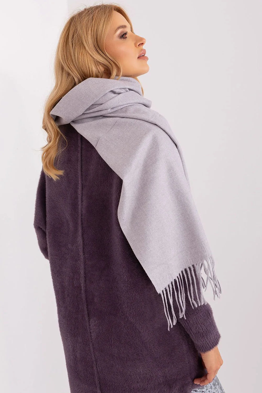 écharpe femme oversize rectangulaire gris clair uni longues franges effilées aspect laineux doux chaleureux 196cm polyester