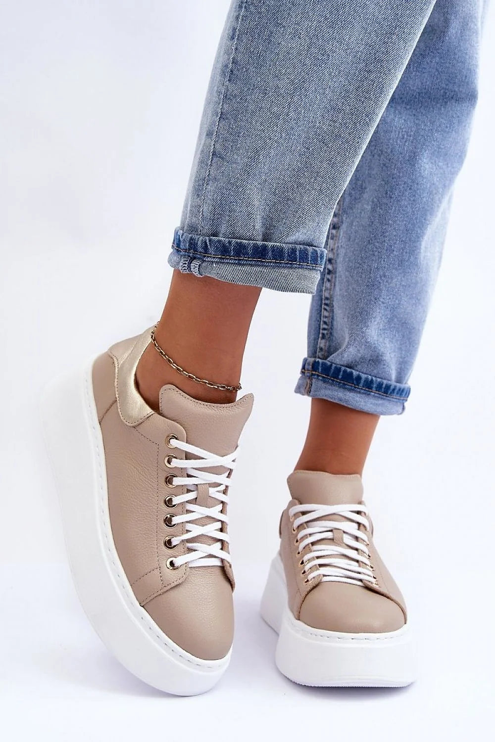 Chaussures de sport modernes en cuir synthétique beige, plateforme massive, lacets blancs, confort tout au long de la journée, style épuré pour femme