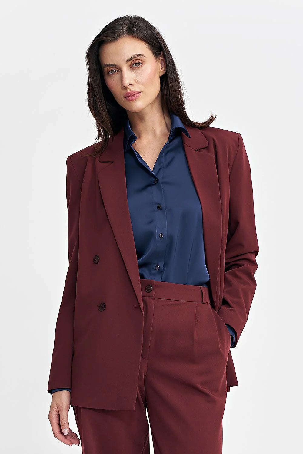 Blazer féminin élégant structuré coupe droite épaulettes subtiles longueur moyenne tissu laine polyester couleur bordeaux profond double boutonnage professionnel formel