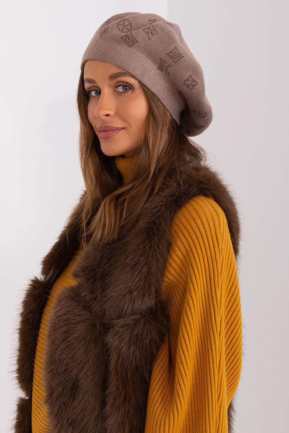 Ensemble mode femme béret col roulé gilet fausse fourrure taupe moutarde hiver automne chic élégant vêtement