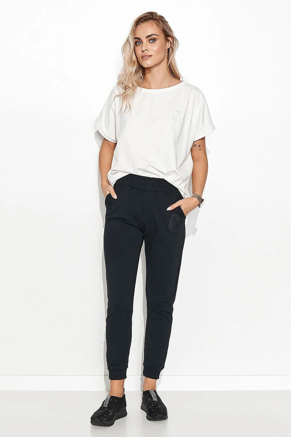 Tenue décontractée pour femme t-shirt blanc pantalon jogging noir Makadamia