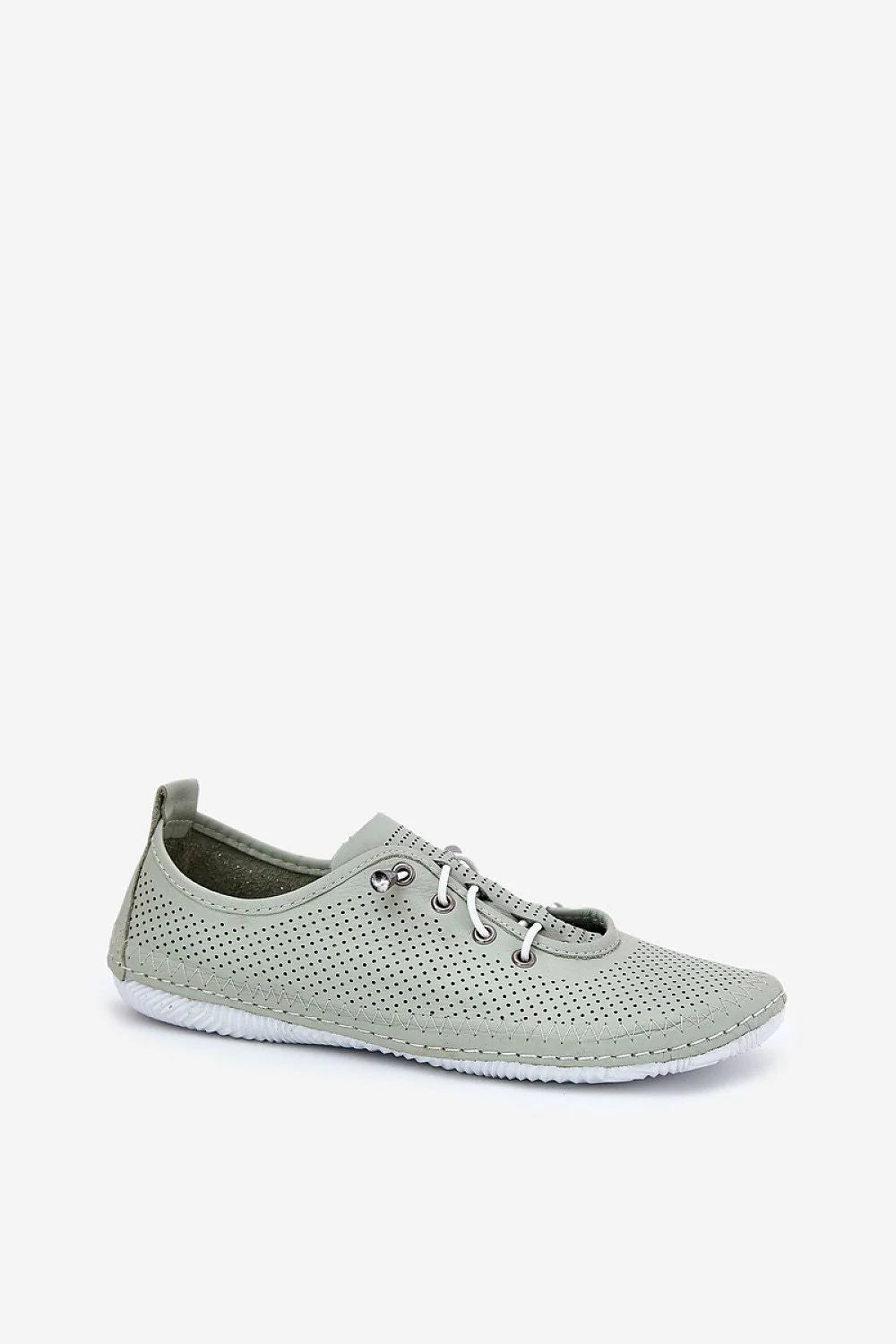 chaussures basses femme cuir perforé vert pâle sauge minimaliste contemporain respirante lacets blancs oeillets métalliques semelle blanche antidérapante