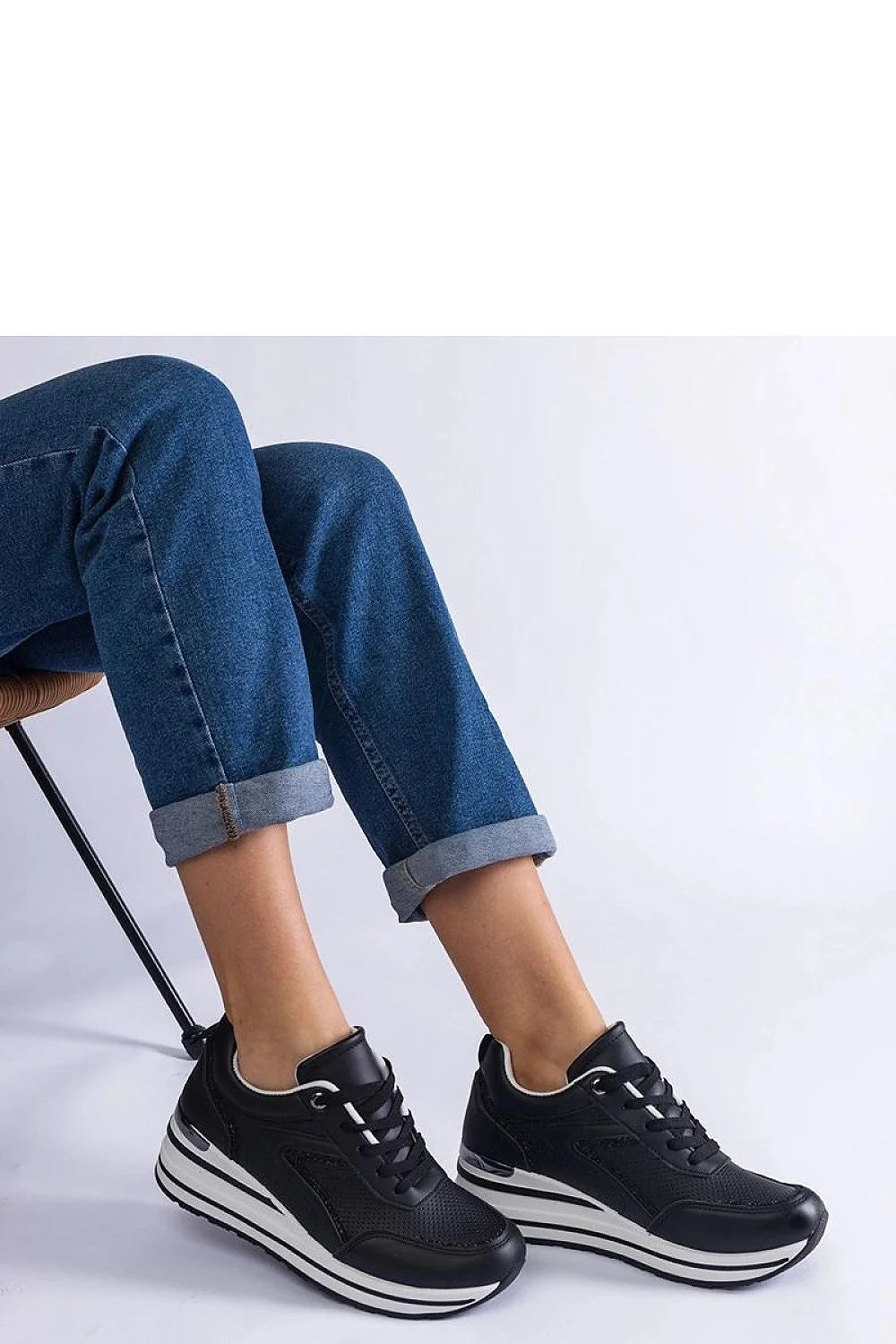 Baskets pour femmes design moderne style sportif couleur noire et blanche matériaux cuir synthétique tissu perforations semelle épaisse plateforme confortable durabilité