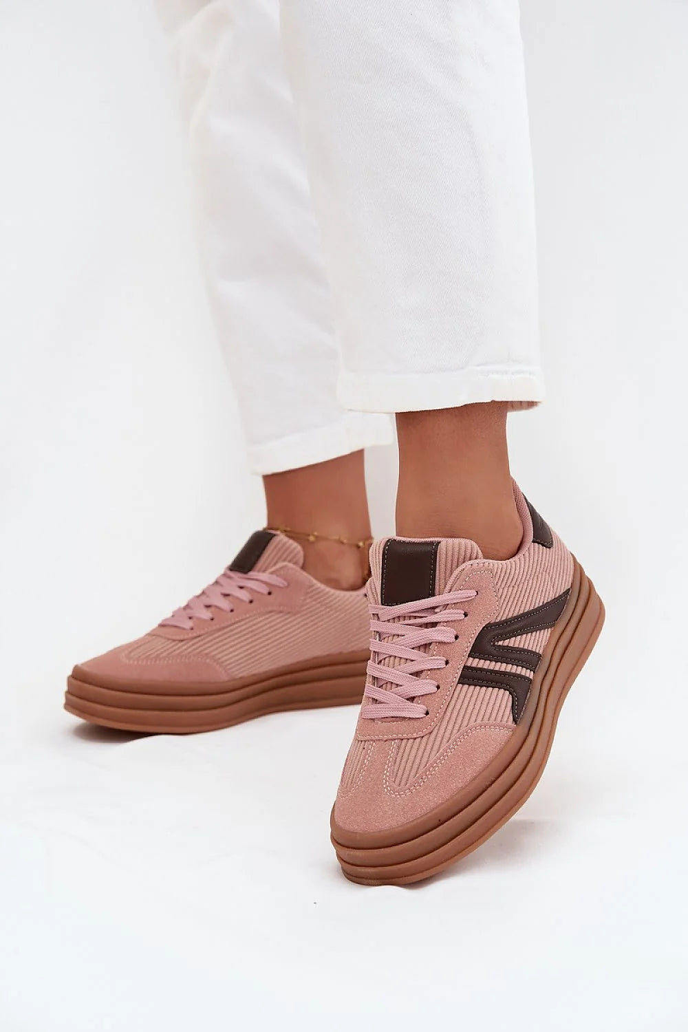 baskets femme basses plateforme urbaine confortables semelle épaisse multicouches marron velours côtelé rose poudré suède empiècements lacets assortis