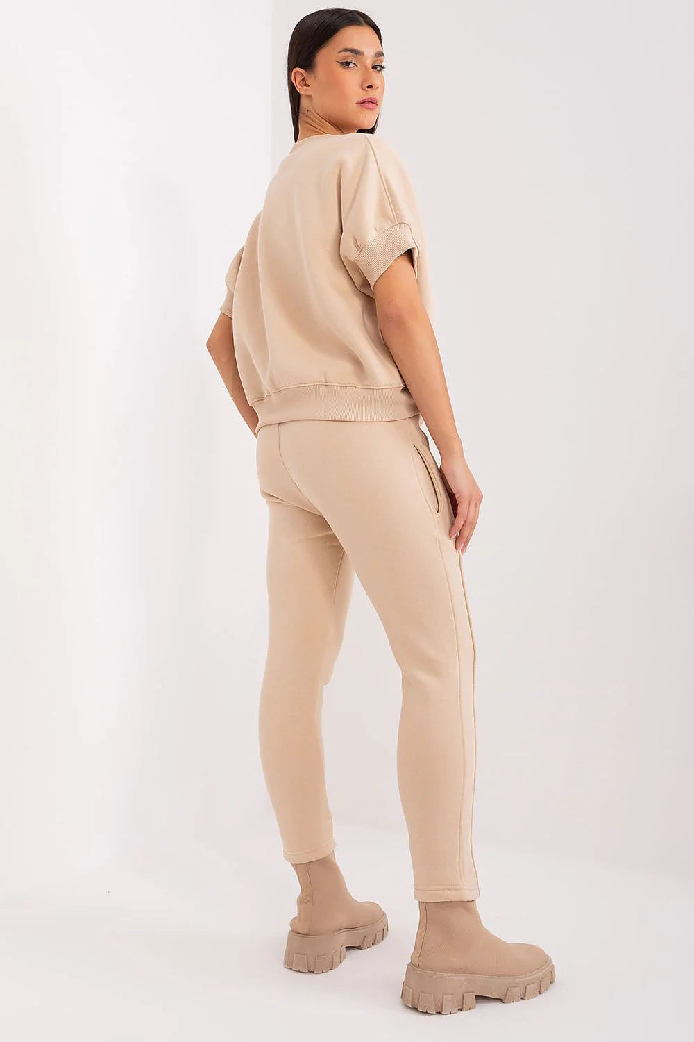 Ensemble de survêtements isolés pour femmes style casual coton polyester coupe oversize beige logo triangle pantalon fuselé chaussures chunky quotidien loisirs mode minimaliste