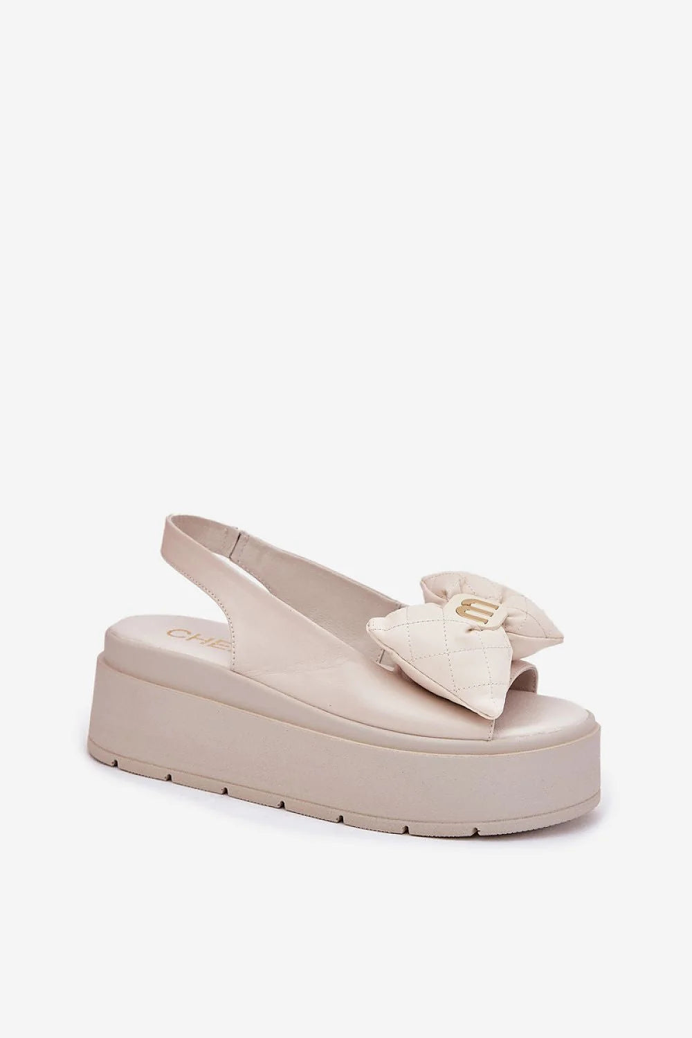 Sandales compensées moderne élégante beige cuir naturel nœud matelassé semelle épaisse emblème doré bride large antidérapante occasion décontractée été femme