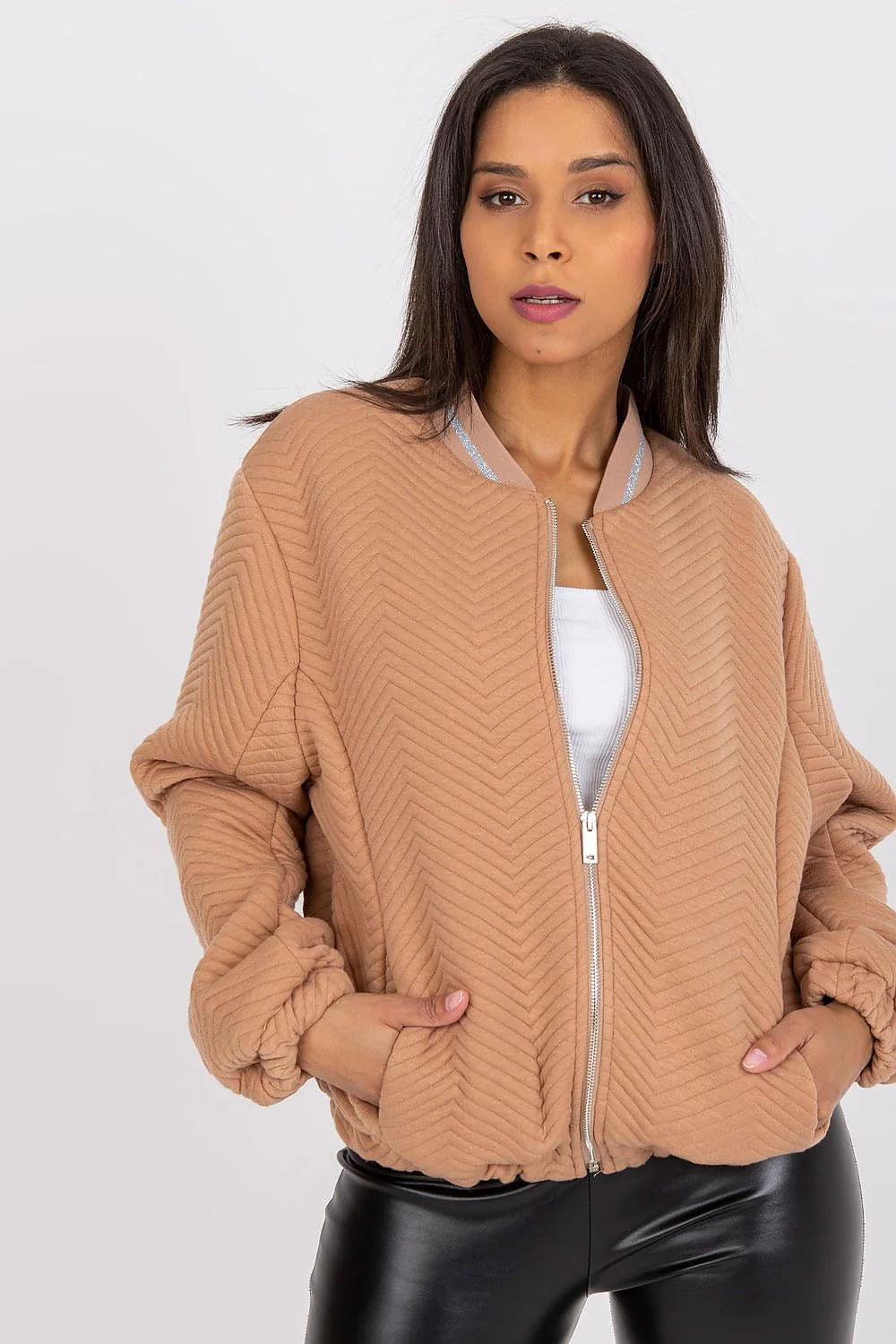 Veste bomber femme moderne style casual motif chevron beige matelassé polyester 100% élastique poignets côtelés col baseball fermeture éclair argentée