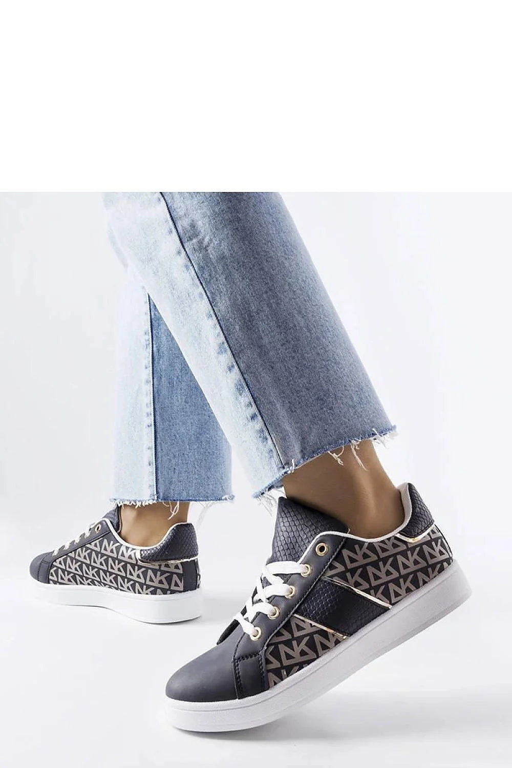 Sneakers femme design moderne élégant cuir synthétique noir motifs géométriques beige tige basse lacets blancs œillets dorés semelle épaisse caoutchouc confort style casual